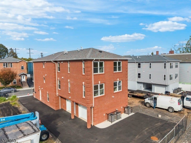 24 Garibaldi Ave – photo 3