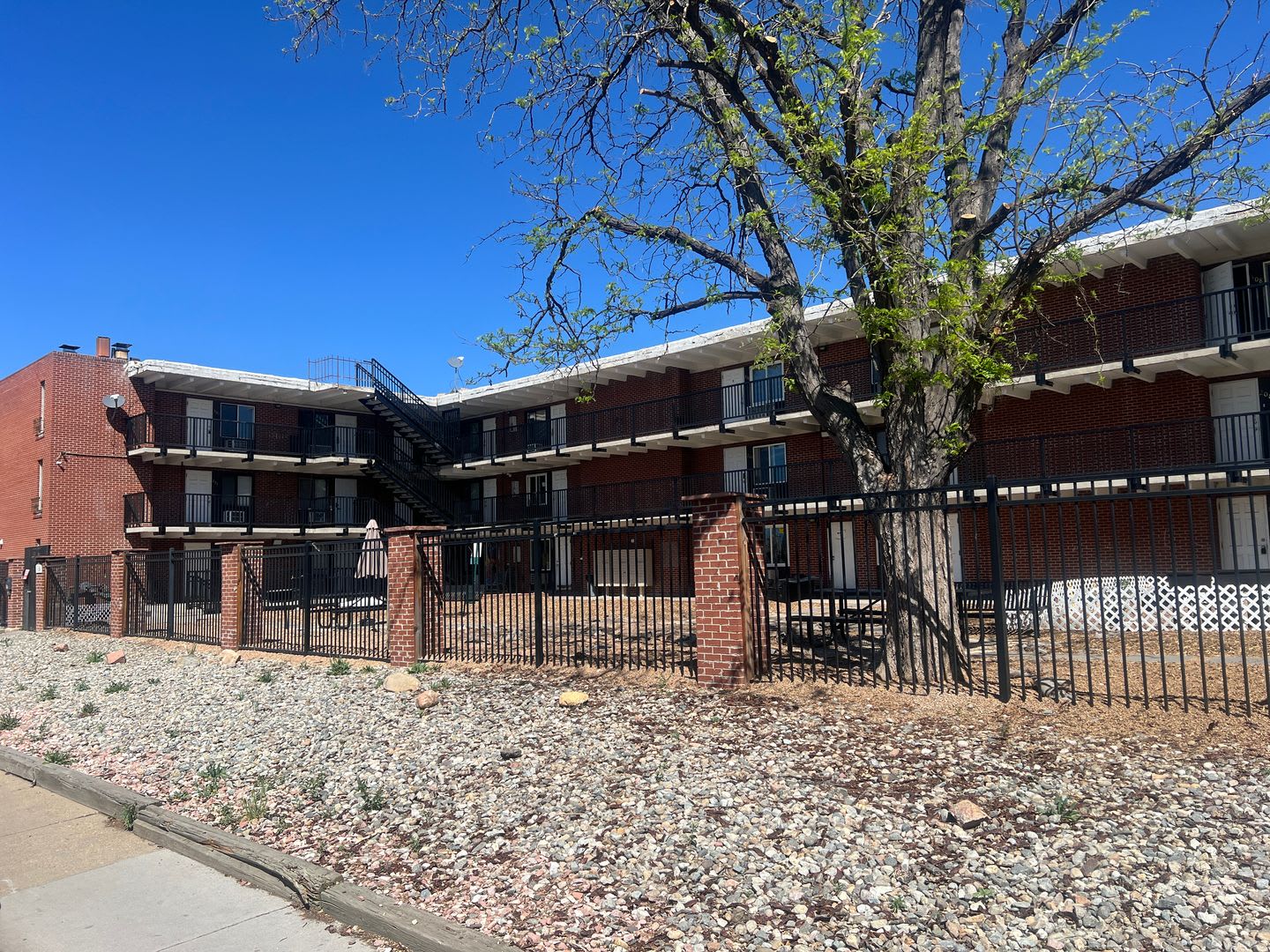 1 Bedroom Condo In Yosemite Court Condominiums Available Now – photo 2