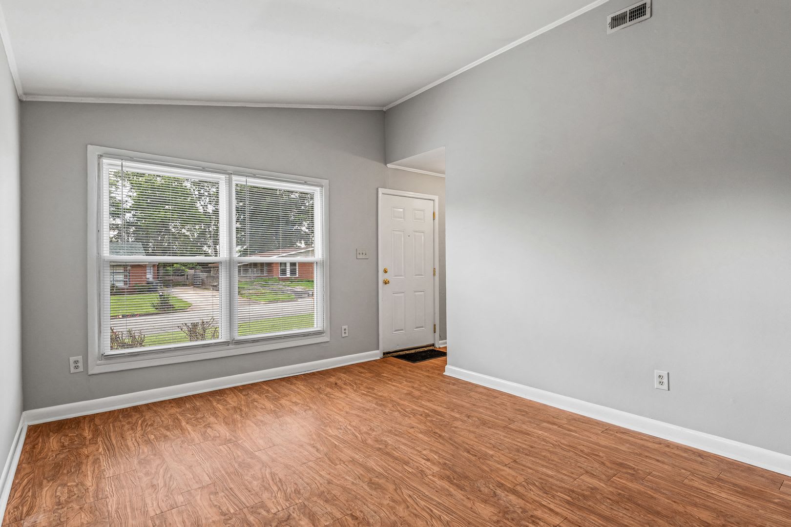 NE – Desirable Neighborhood, Brick Home, Wood/Laminate Flooring, Vaulted Ceilings, Carport, Fenced! – photo 2