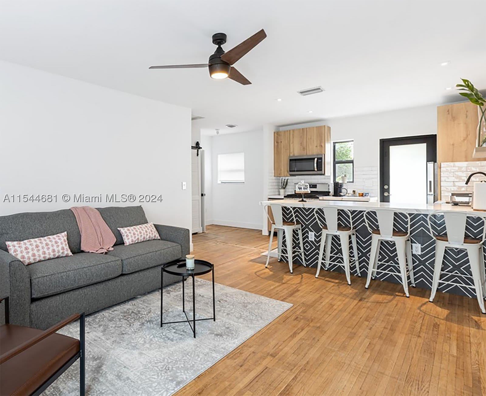 740 SW 9th St – photo 2