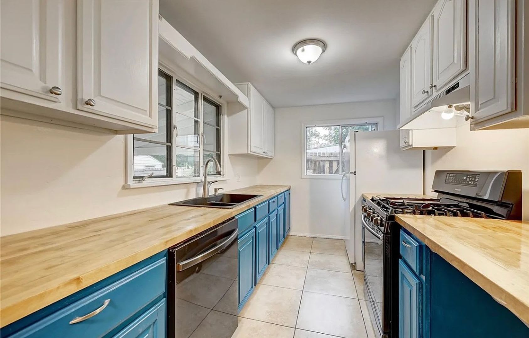 Charming 3 Bedroom Home – Pets Welcome! – photo 3