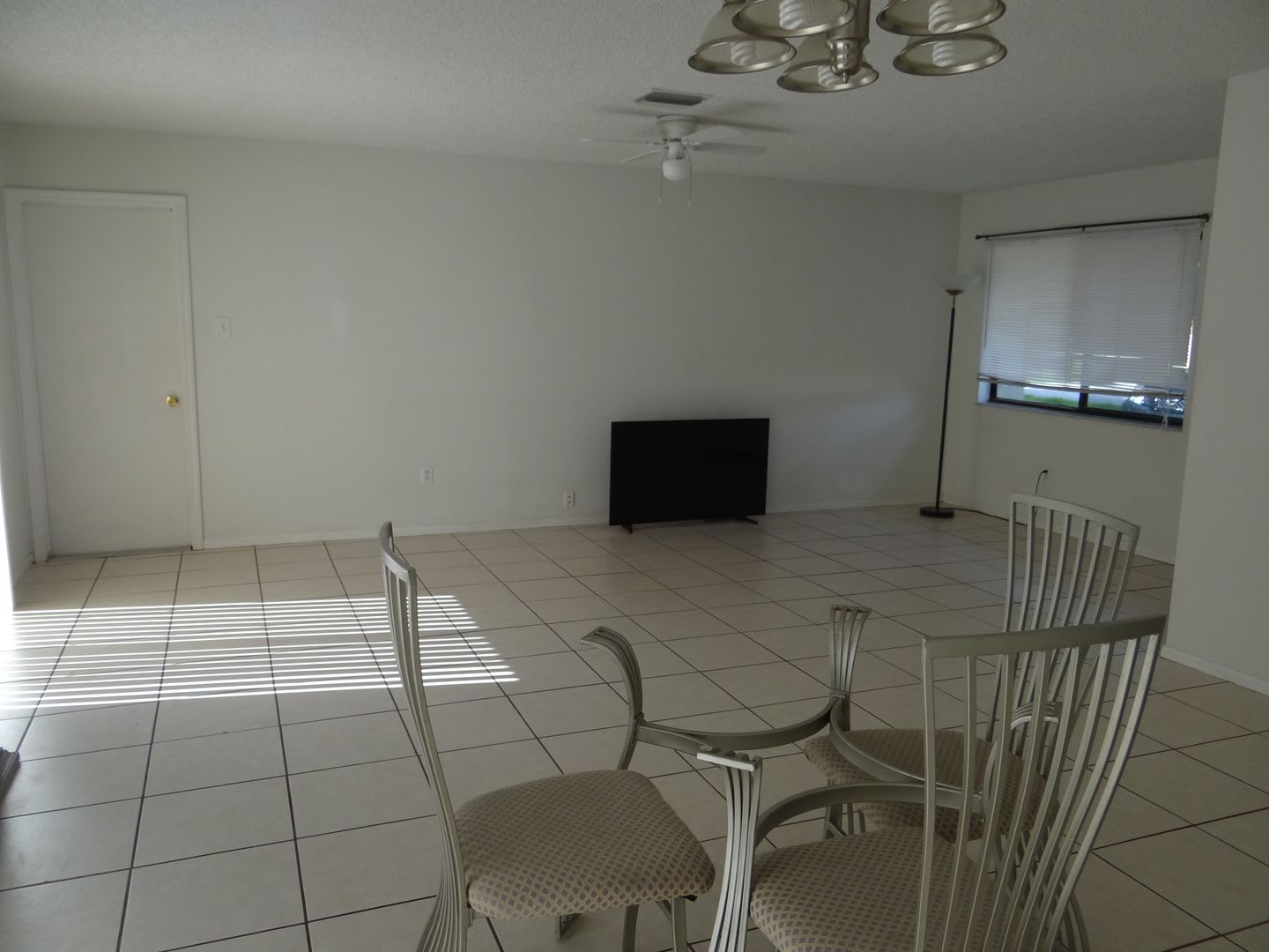 Super Clean Annual 2 bed 1 bath 1 garage home in Kingsway Elementary District – photo 4