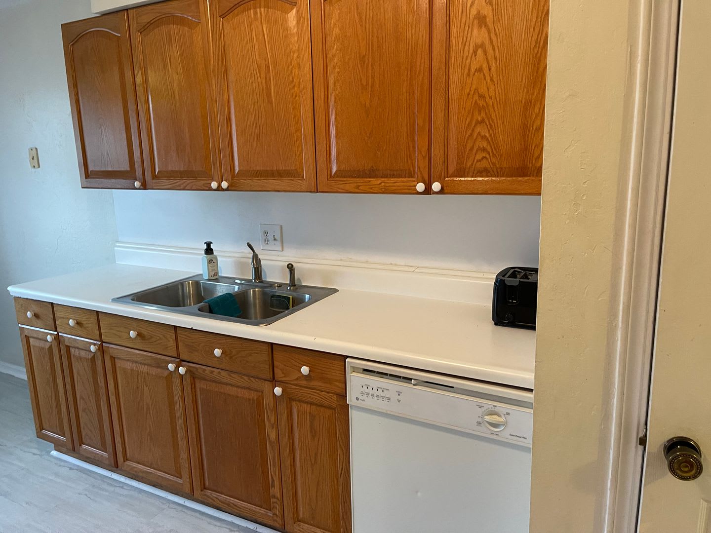 3 bed upstairs condo in Norman, community pool and plenty of parking! – photo 5