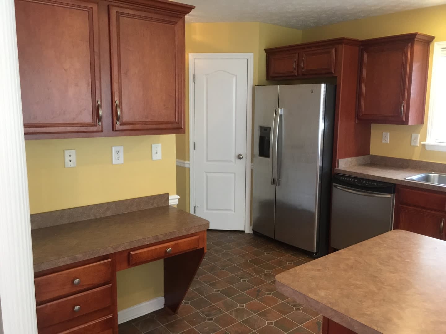 Wonderful 3 bed, 2.5 Bath home with back yard! – photo 5