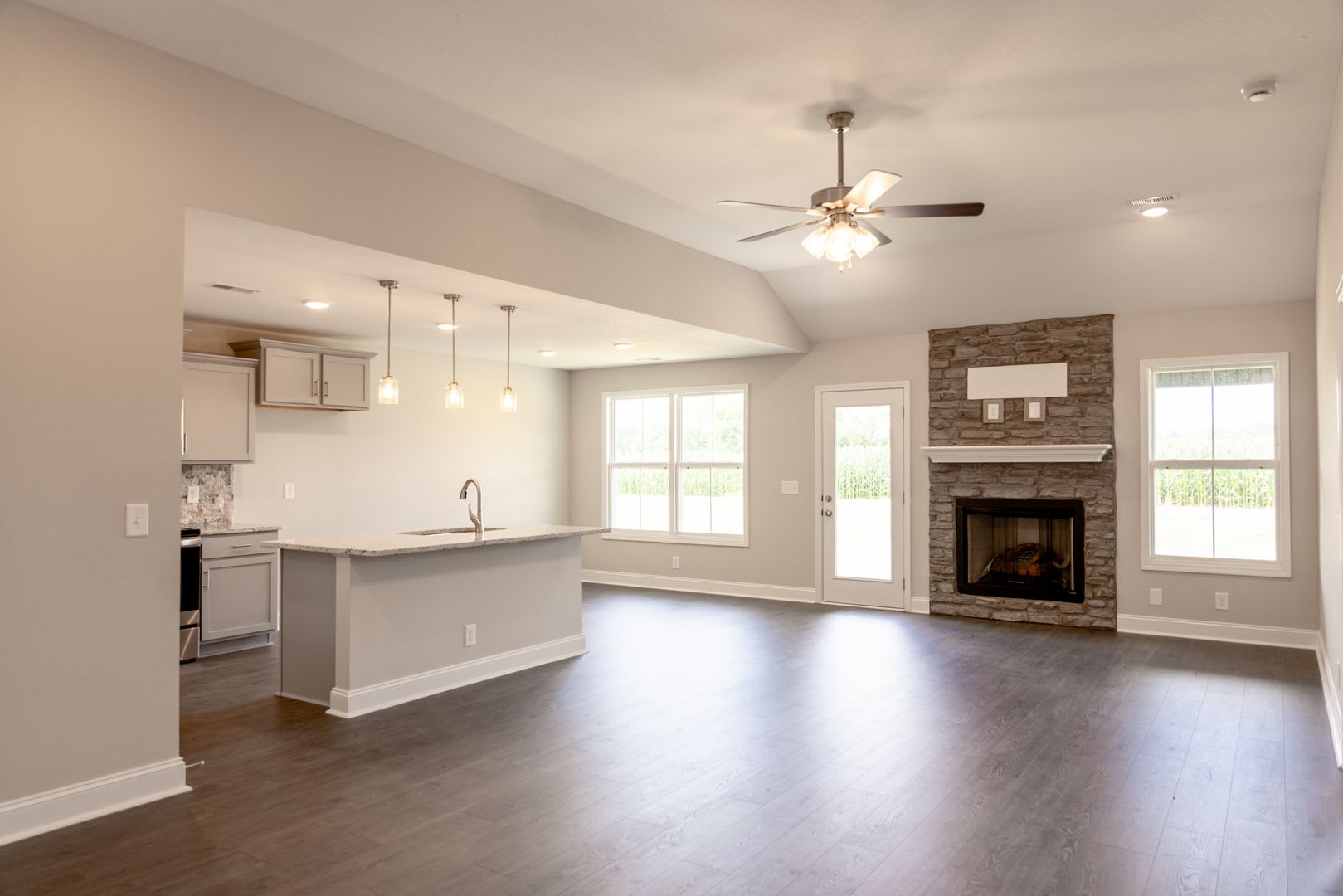 Contemporary Ranch-Style Home with Stainless Steel Appliances & Spacious Open Living – photo 3