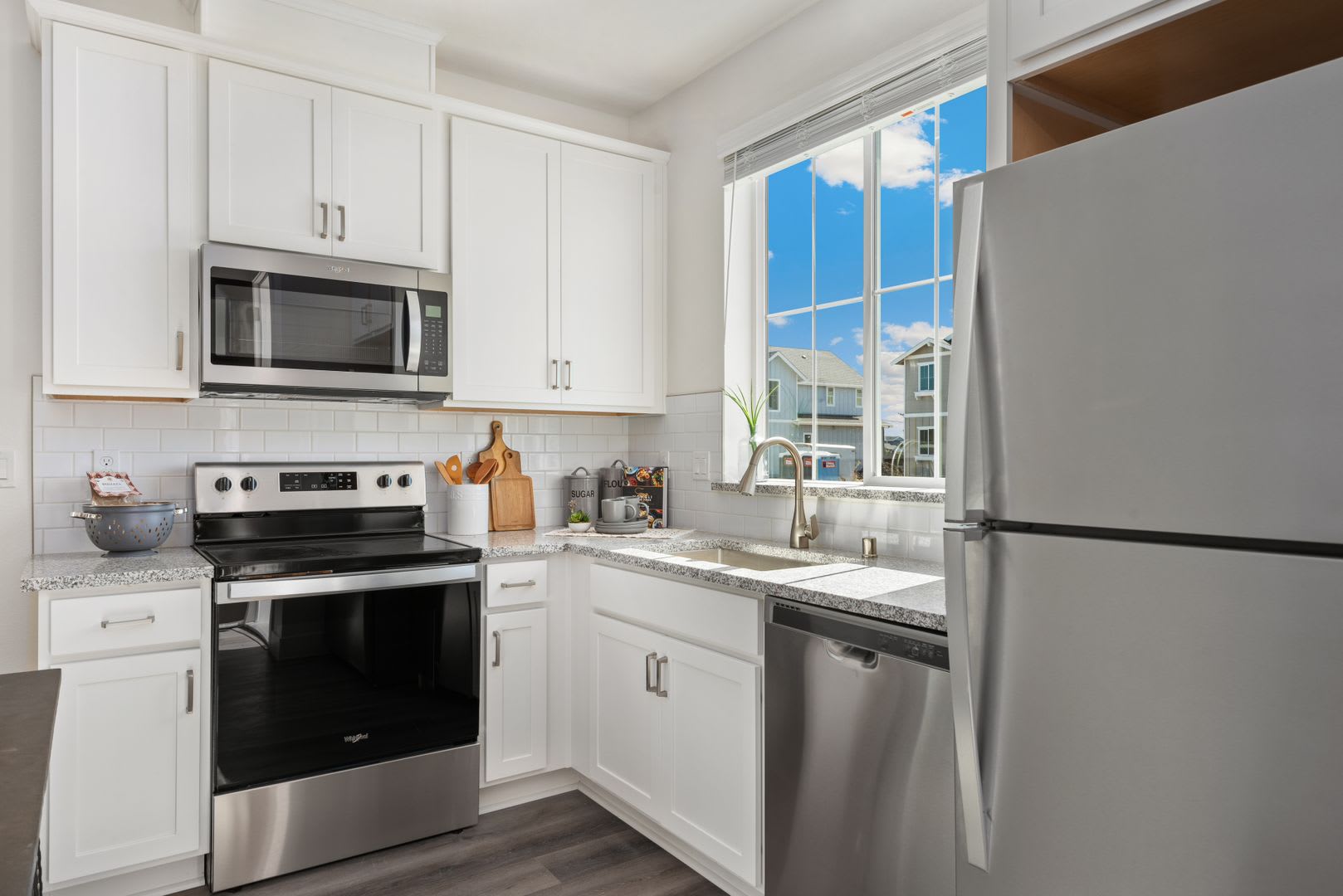Welcome Home to this 2 bed 1 bath upper unit with side back yard – photo 5