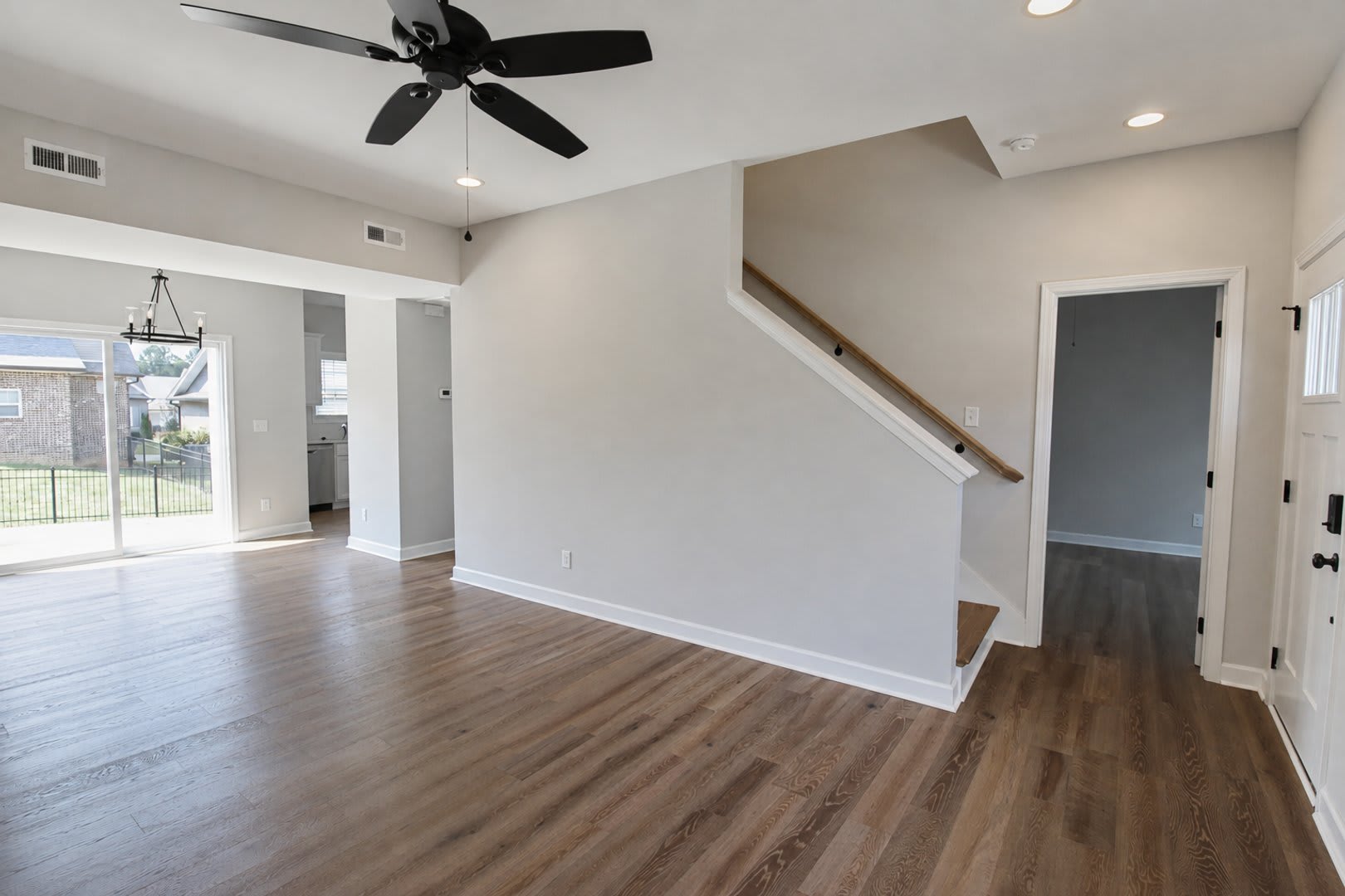 Pet-Friendly 3-Bedroom Home with Fenced Backyard and Garage – photo 3