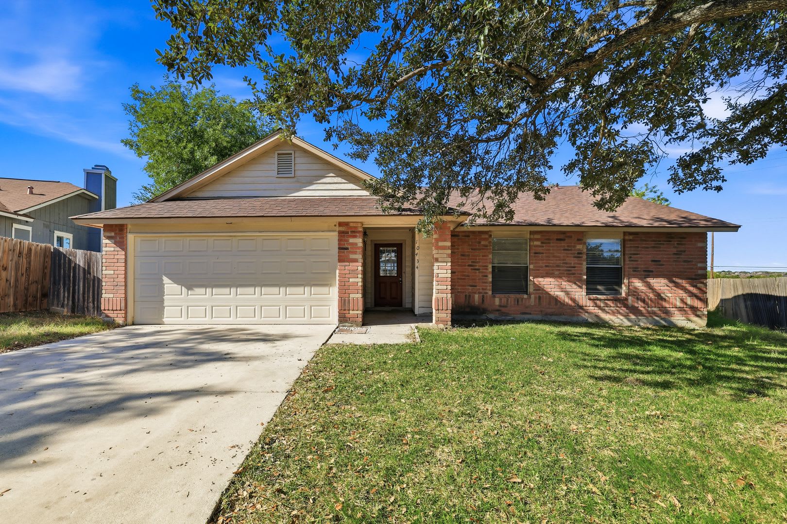 Beautiful Brick Front Home With Spacious Living Areas Private Backyard – photo 1