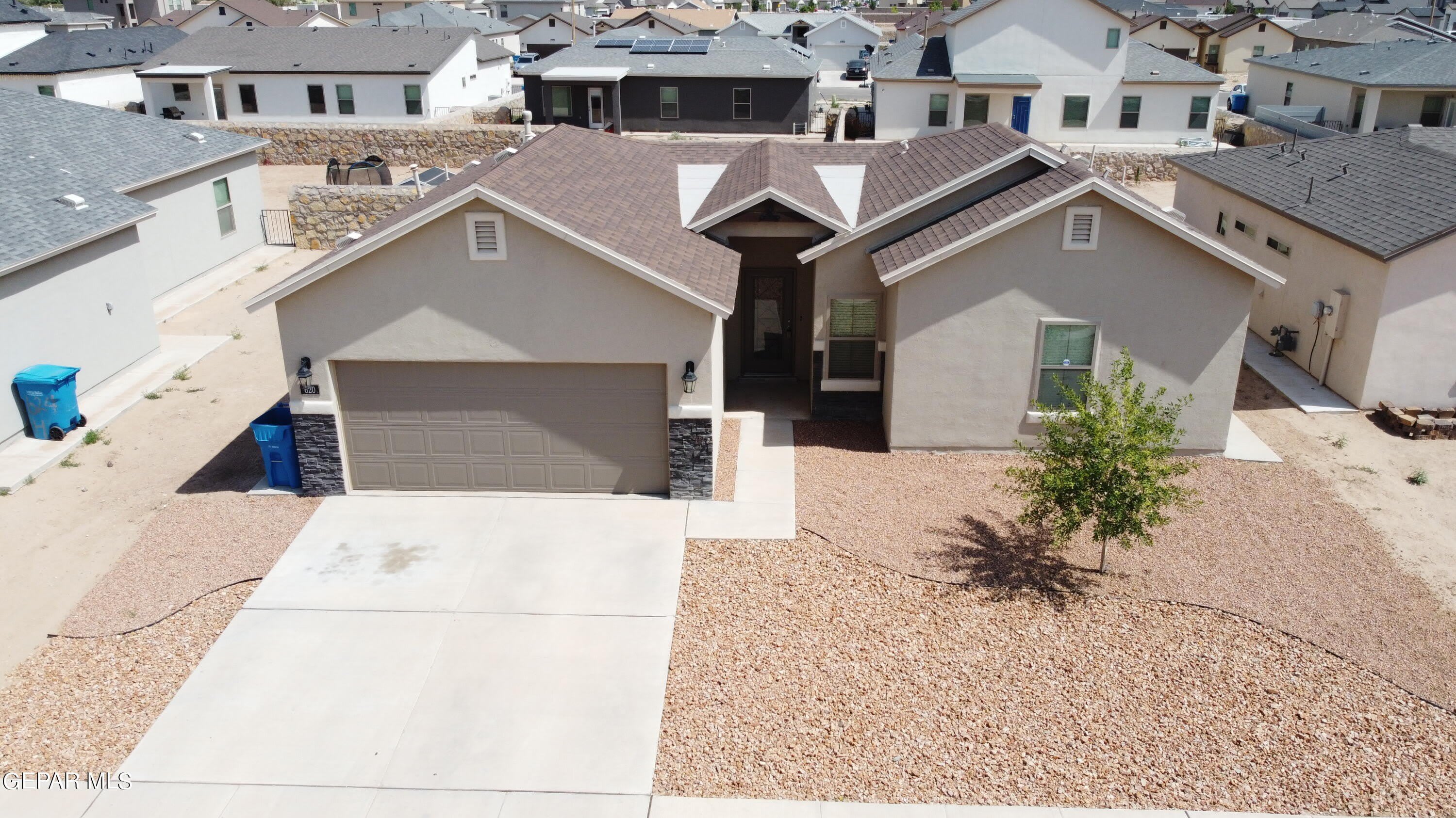 620 ADRIAN ARELLANO Street W – photo 3