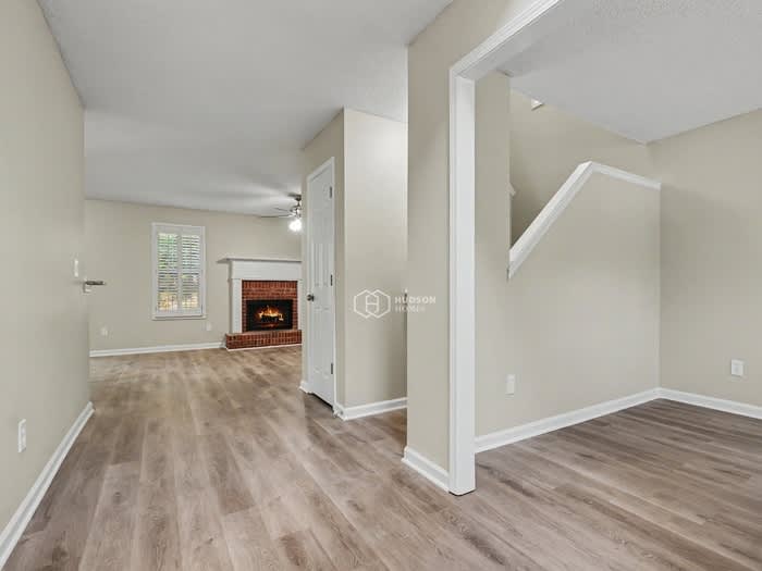 377 Silverthorn Drive – photo 5