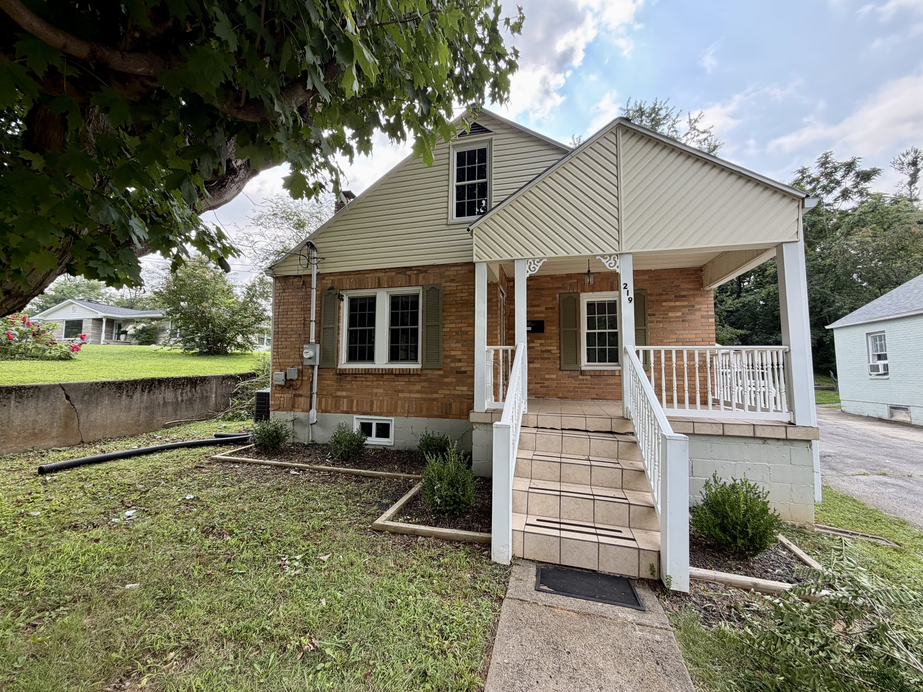 219 Bourne Avenue – photo 2