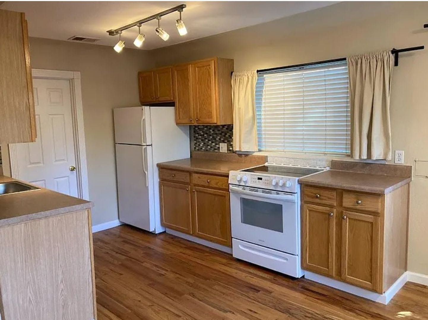 1409 N Jasmine St. 2 bd 1 ba 705 sq ft $1895 – photo 2