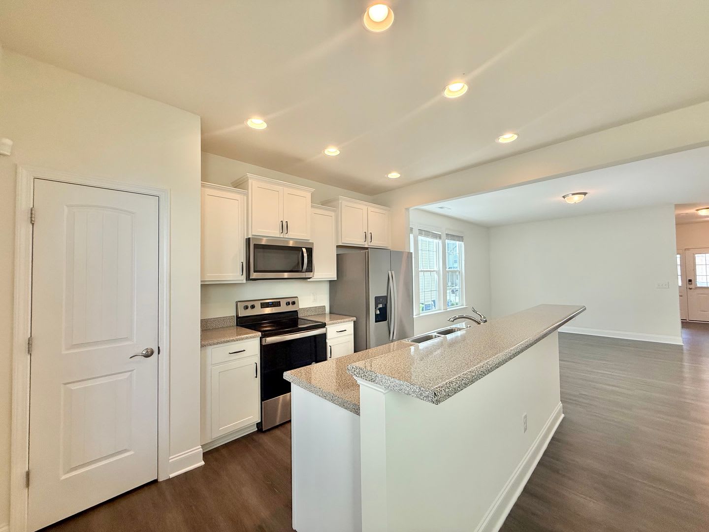 Spacious 3BD, 2.5BA End Unit Raleigh Townhome Near White Oak Shopping Center, I-40, and Downtown Raleigh – photo 5