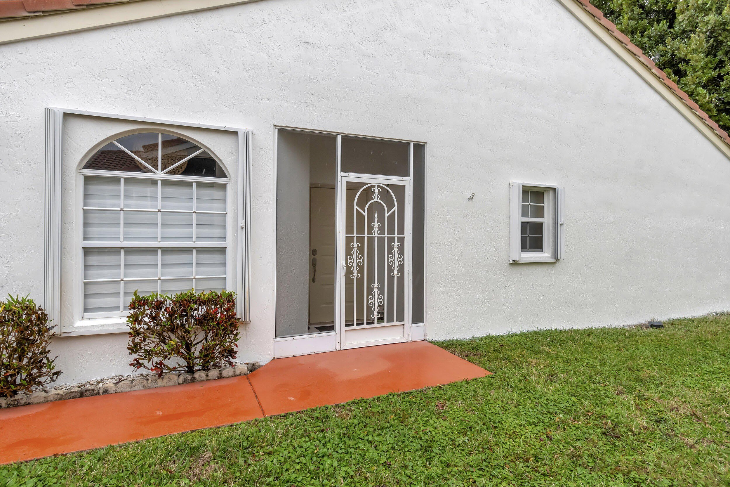 6129 HELICONIA Road – photo 5