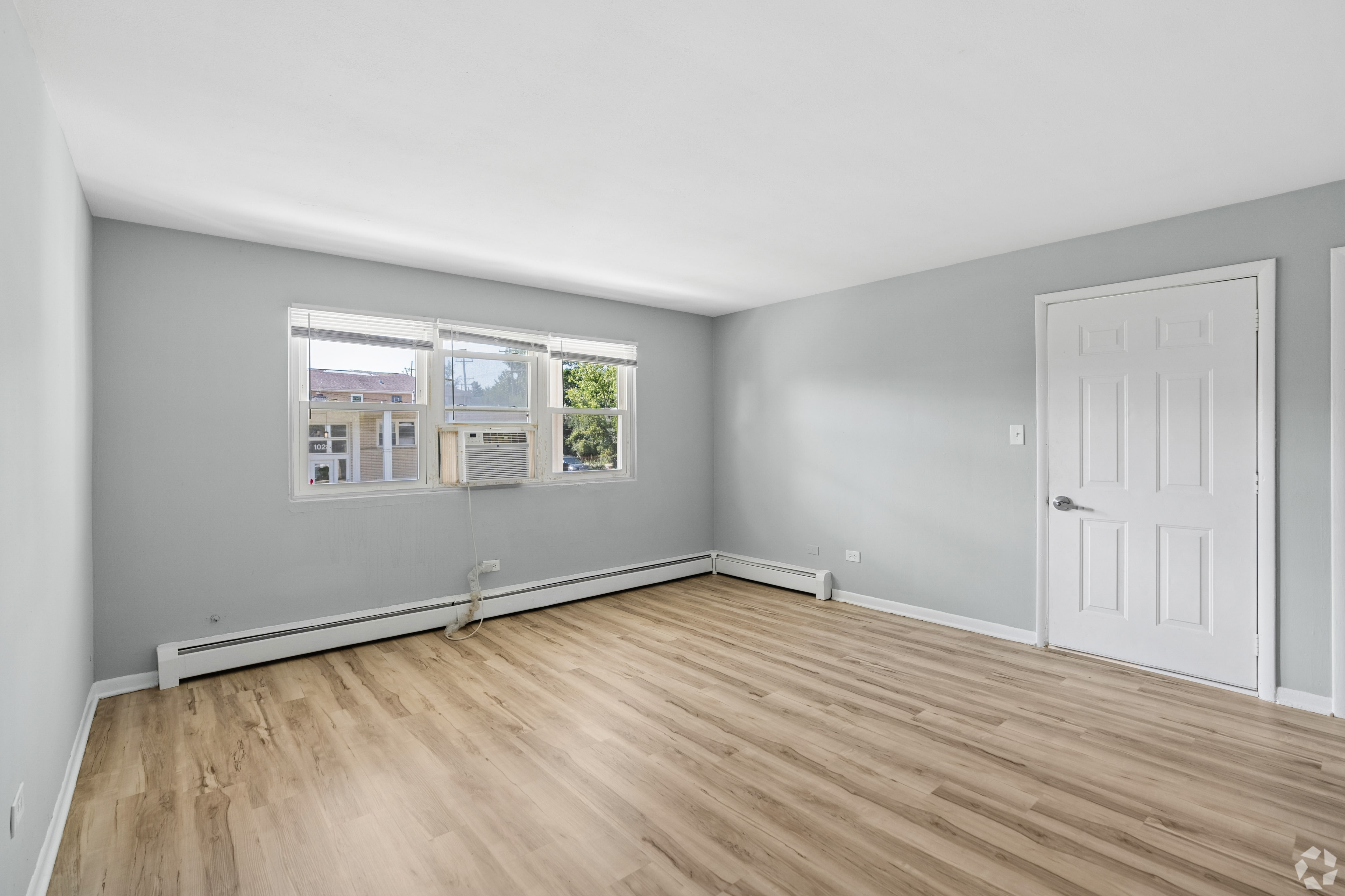 1032 E Division St – photo 3