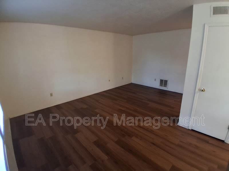 12200 Candelaria Rd NE – photo 5