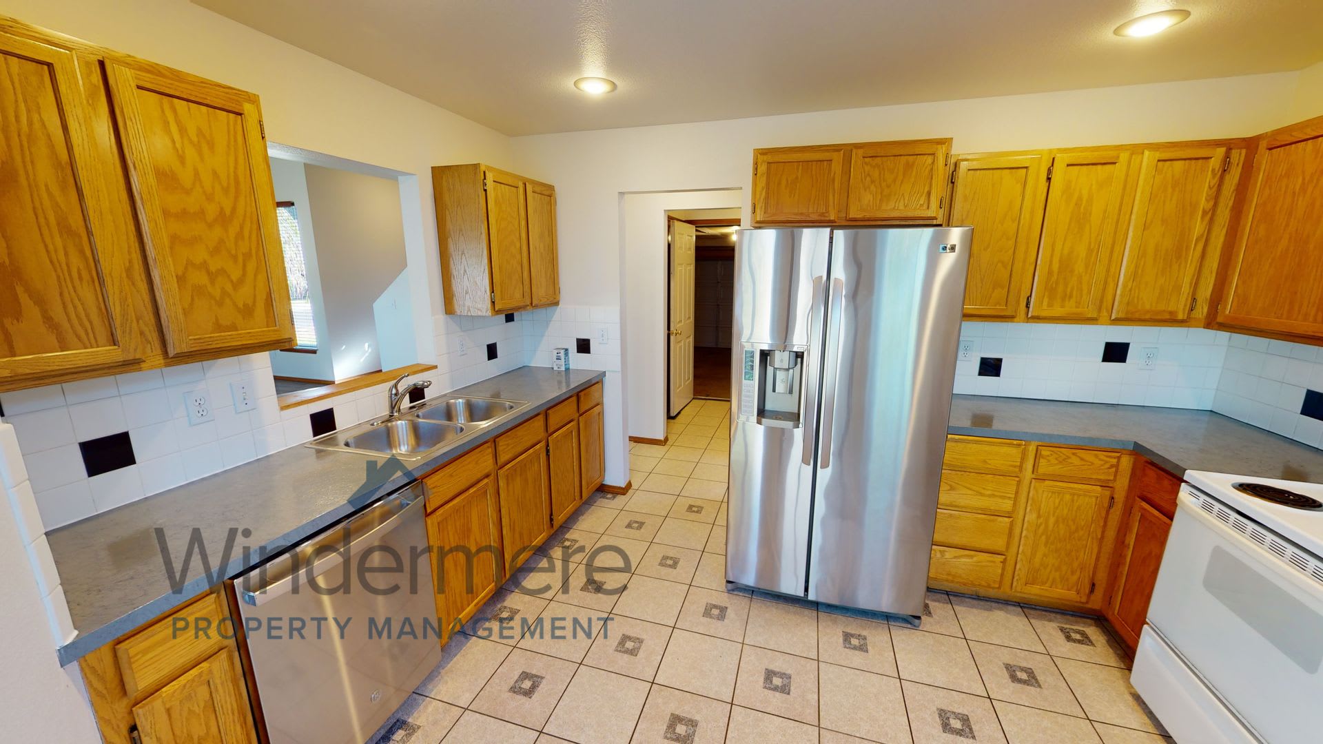 743 Roosevelt *Fenced backyard, covered patio* – photo 3