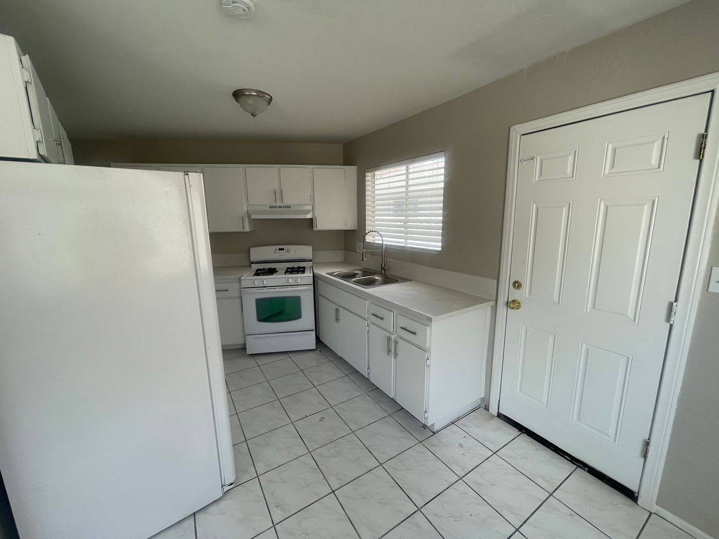 FULLY REMODELED 3 BEDROOM, 1 BATHROOM HOUSE – photo 2