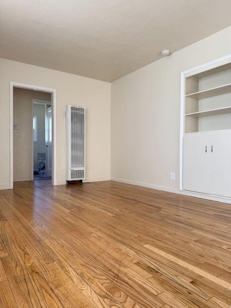 Conveniently located 2/1 is waiting to be called home! – photo 5