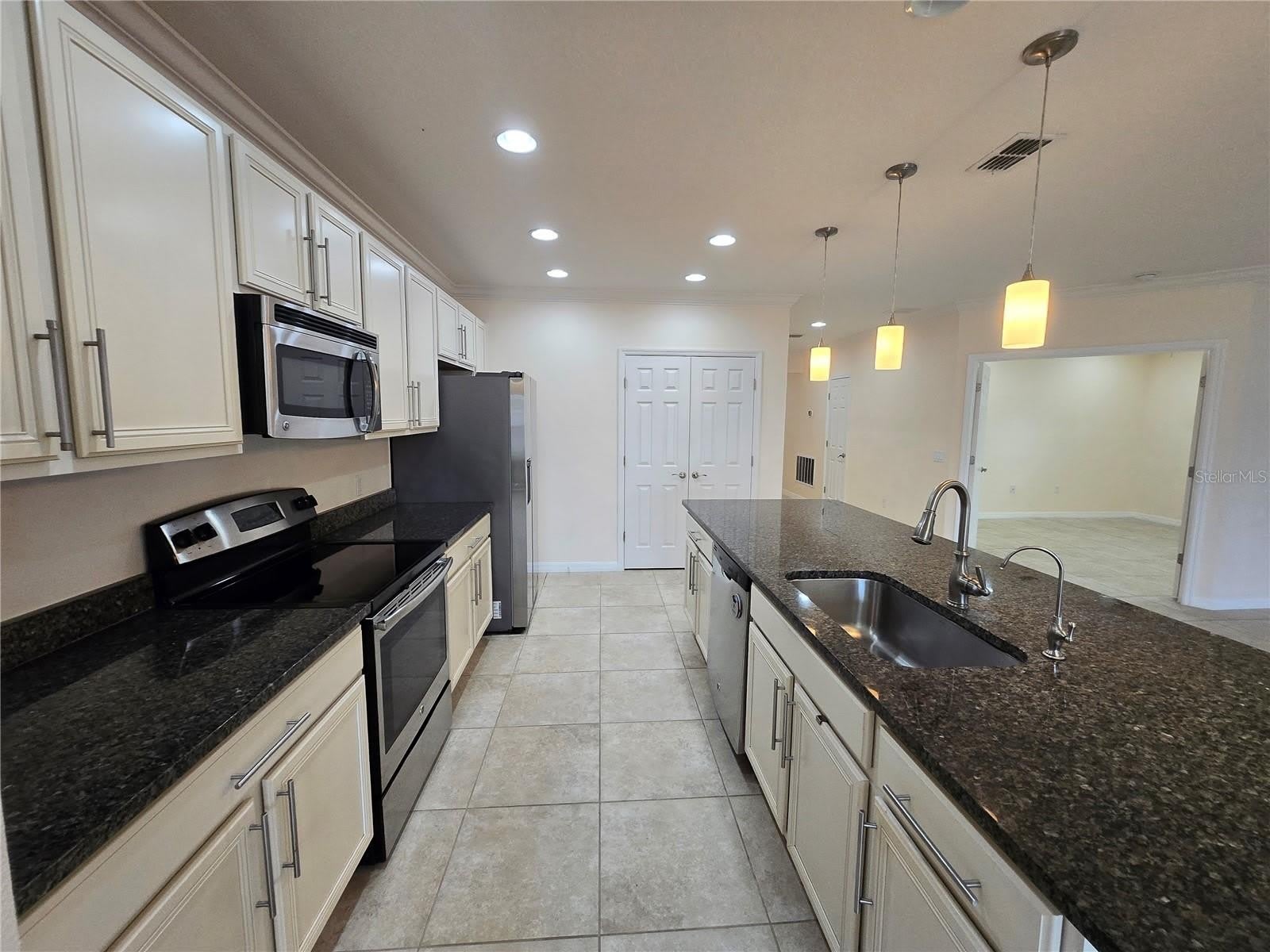 2246 WAUKEGAN Drive – photo 4