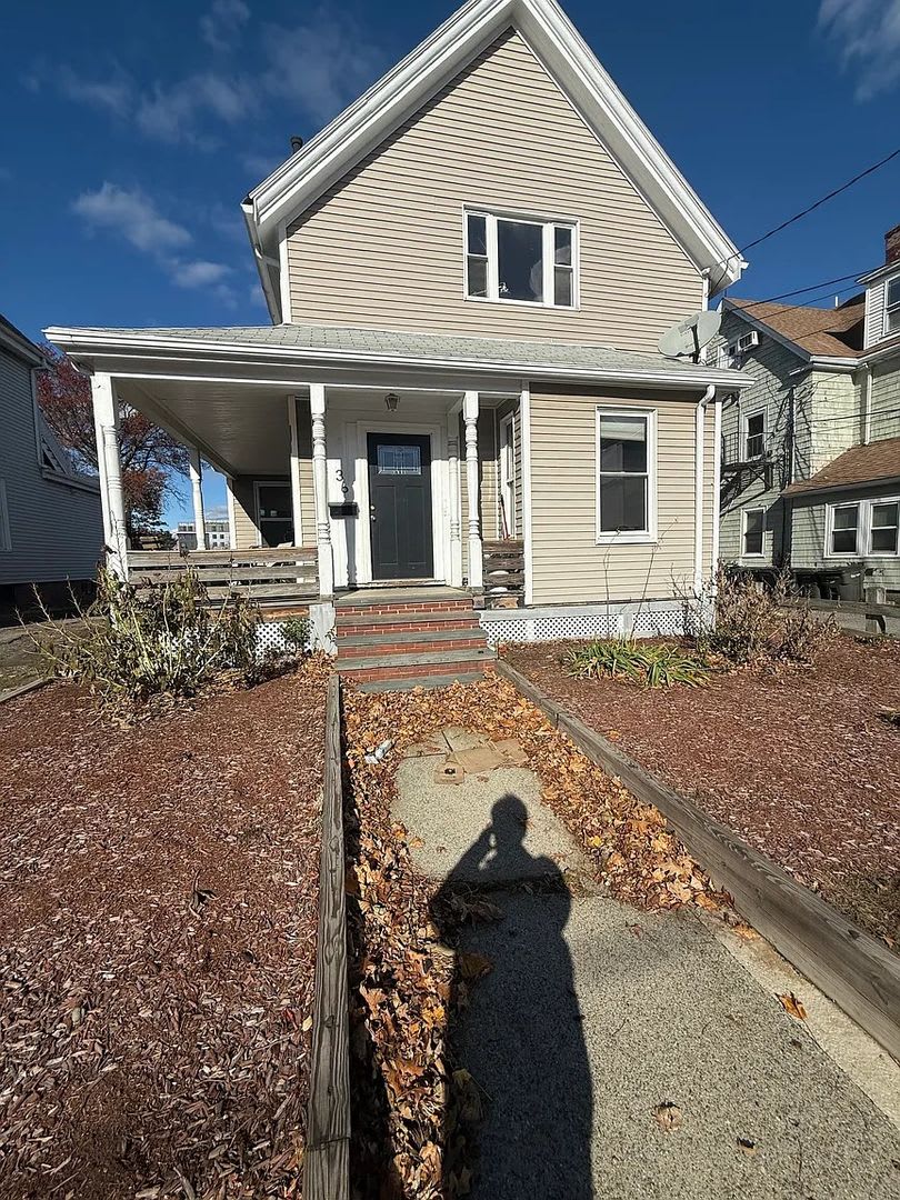 No Fee Single Family House with 5 Parking Spaces Included! Laundry in Unit! – photo 5