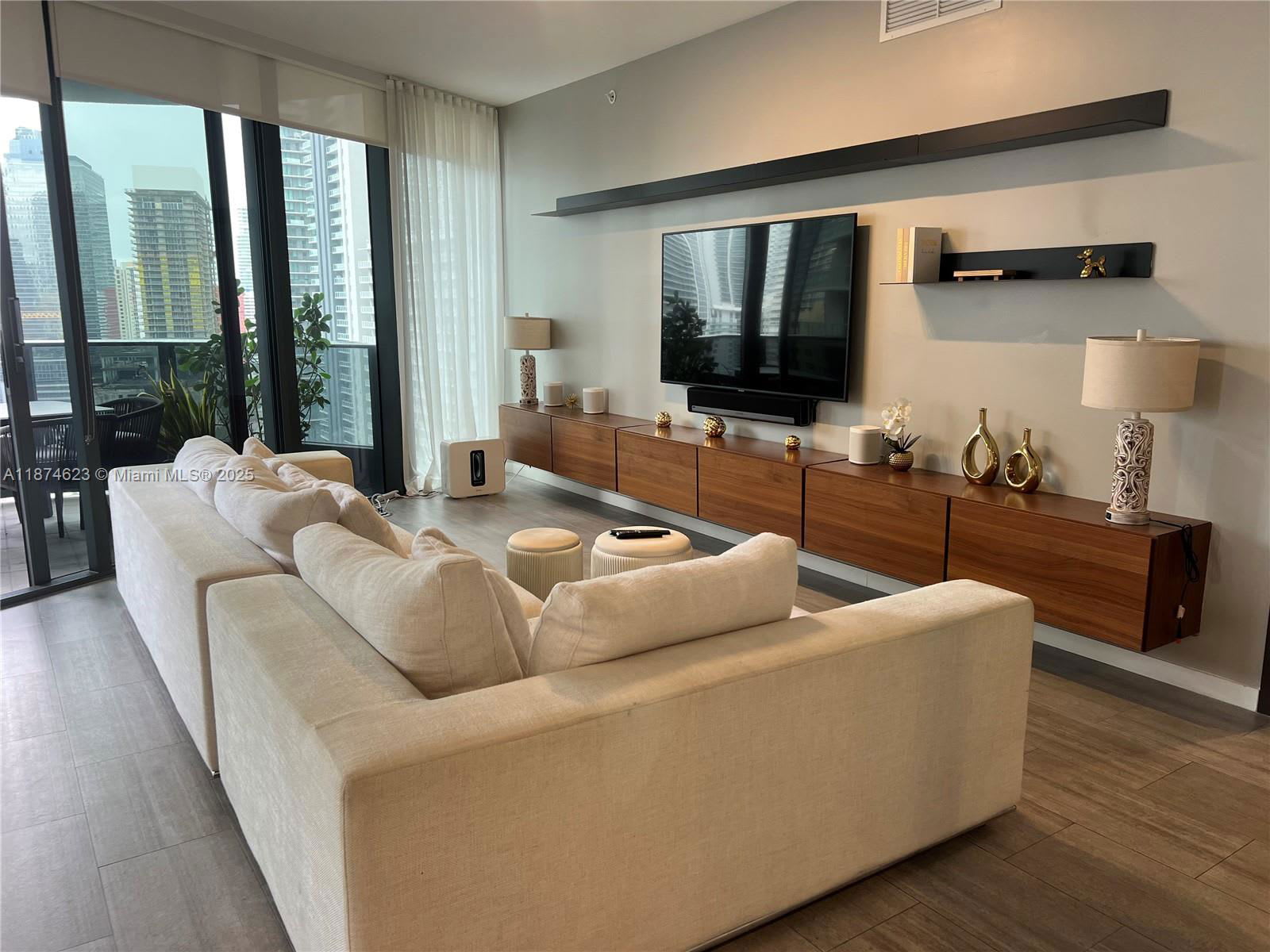 1000 Brickell Avenue – photo 2