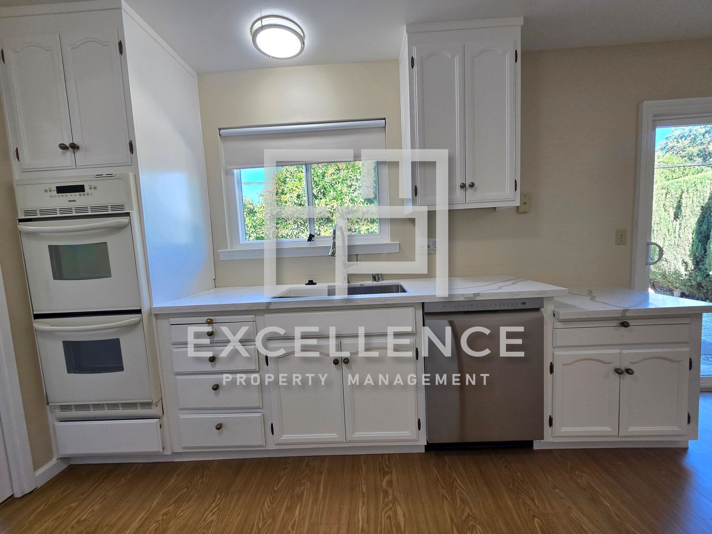 Pet Friendly 3/2 House with Quartz Counters, AC, Hardwood Floors &amp; 1700+SF – photo 3