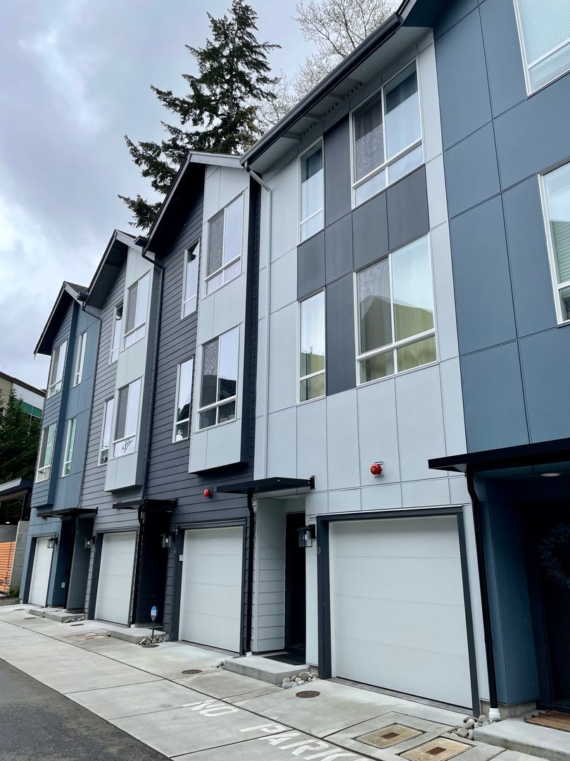 Like-New Beardslee Townhouse... – photo 1