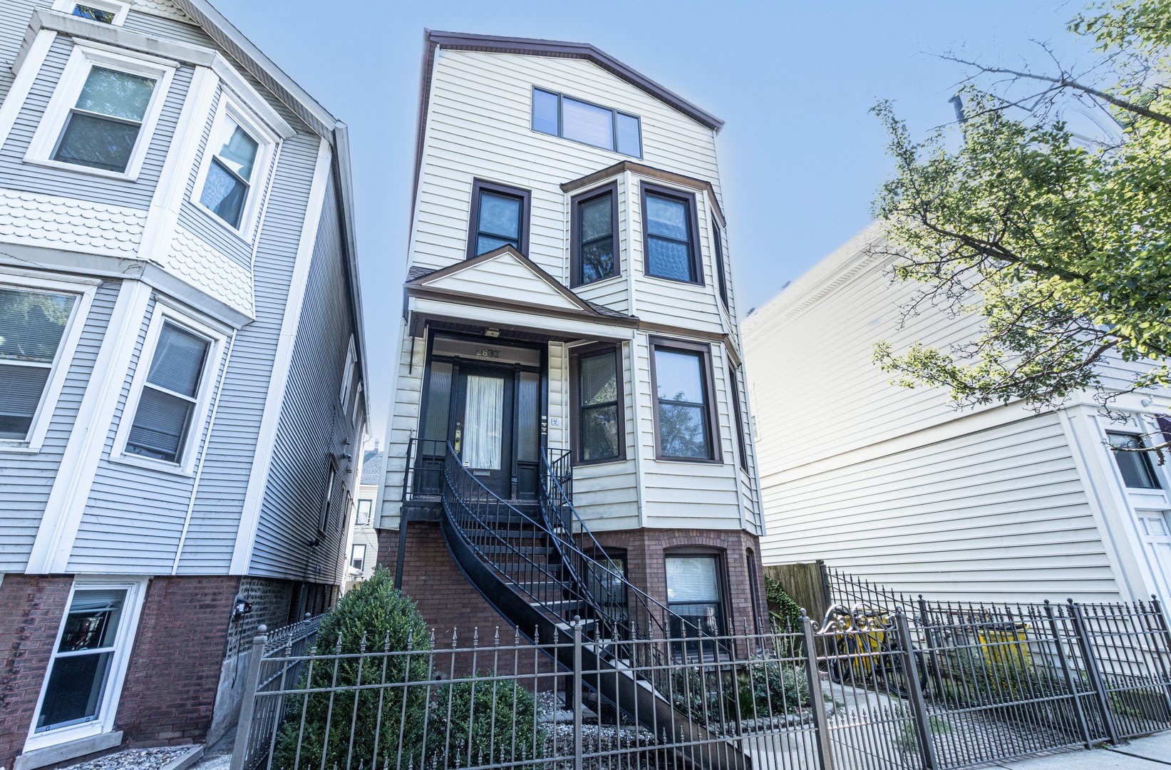 2837 N Southport Avenue – photo 1