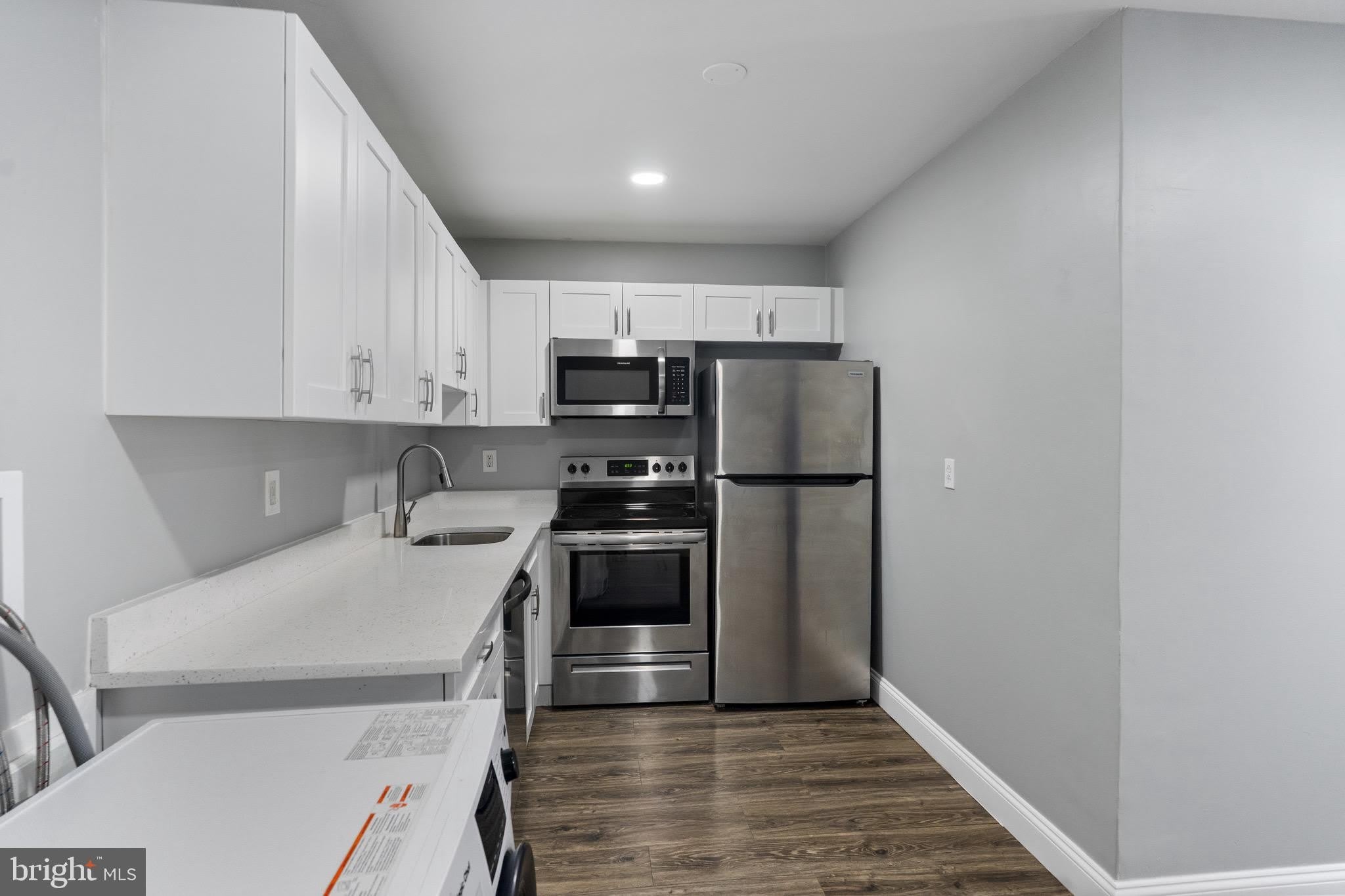 823 NEWINGTON Avenue – photo 1