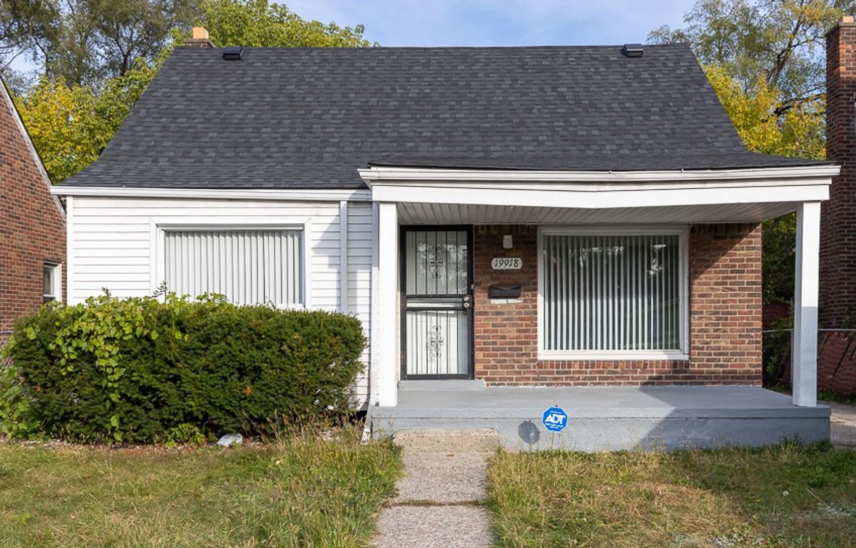 Beautiful Brick Bungalow Only 1375 Mo – photo 1