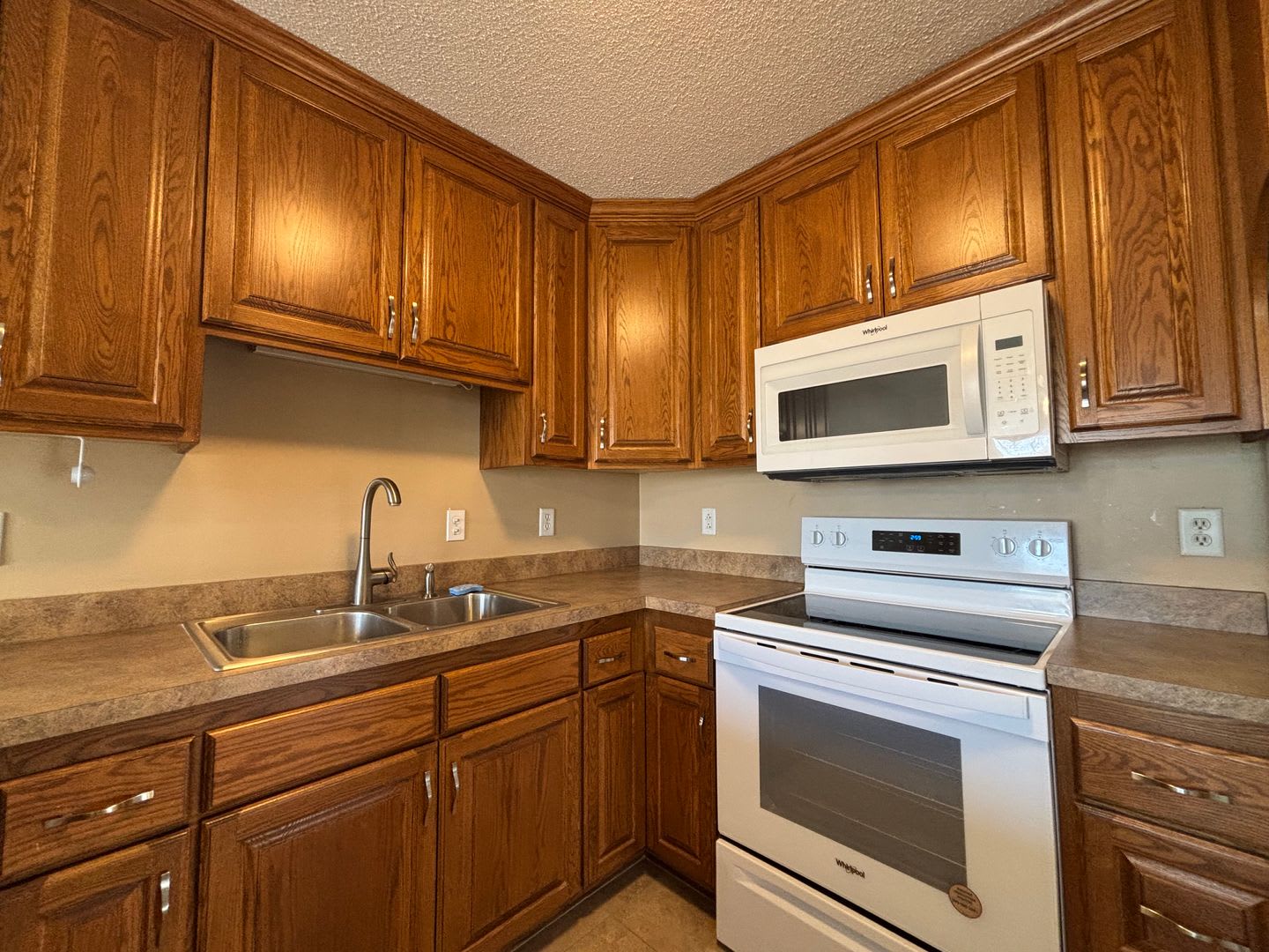 Great 3 BR/2 BA Townhome in Vadnais Heights! – photo 1