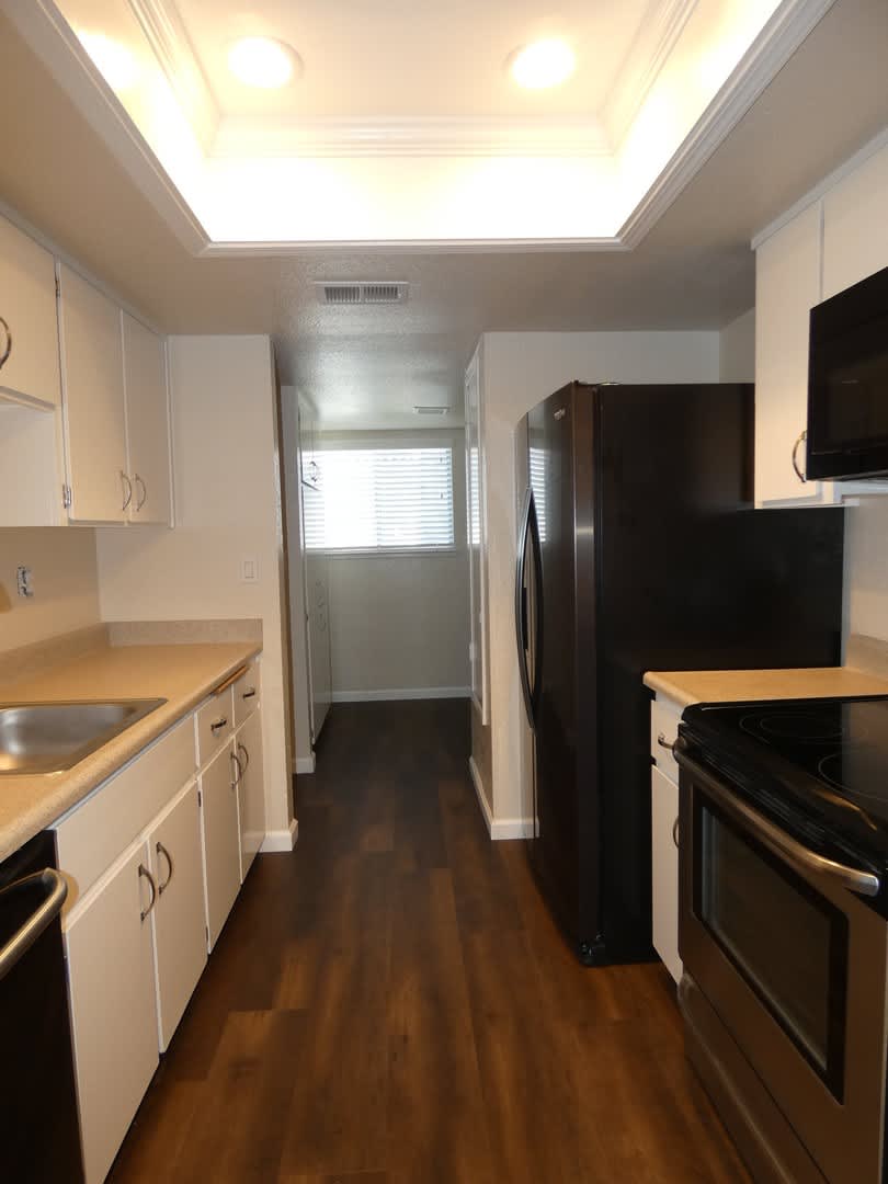 Townhouse Located Near School, Parks, Freeway Access! – photo 5