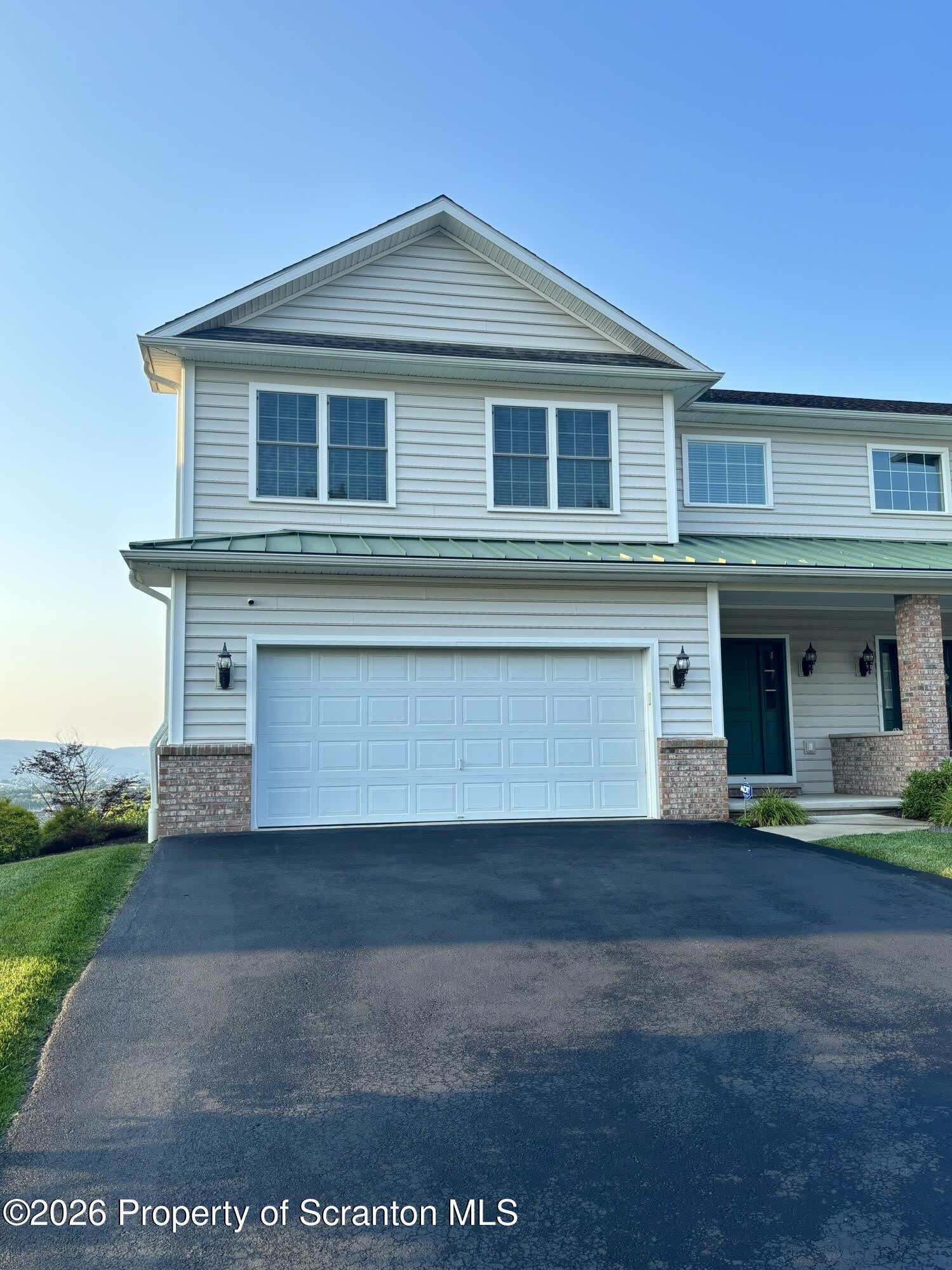 1803 Robinson Close – photo 1