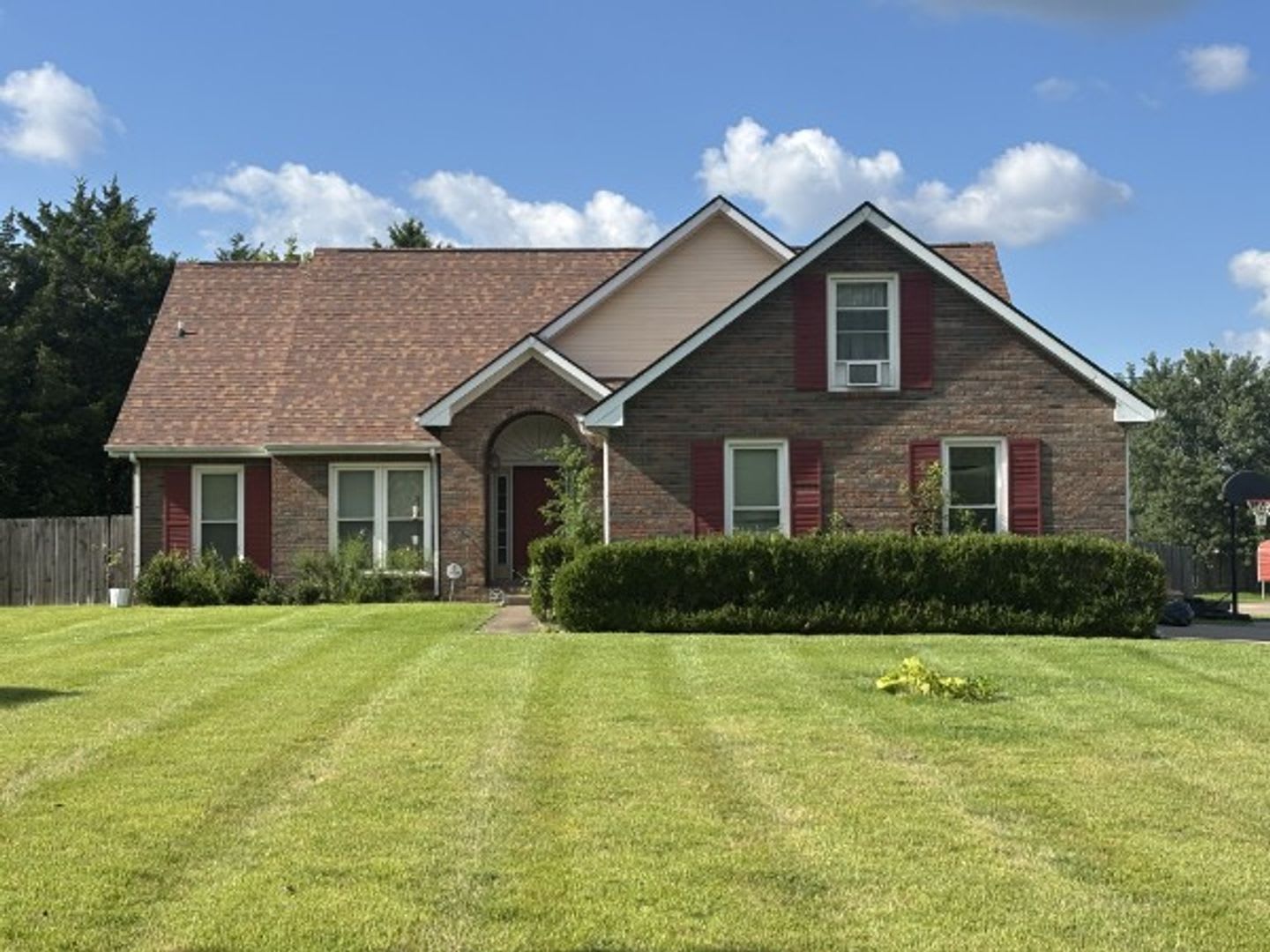 Spacious 3 Bedroom 2 Bath Brick Home – photo 3
