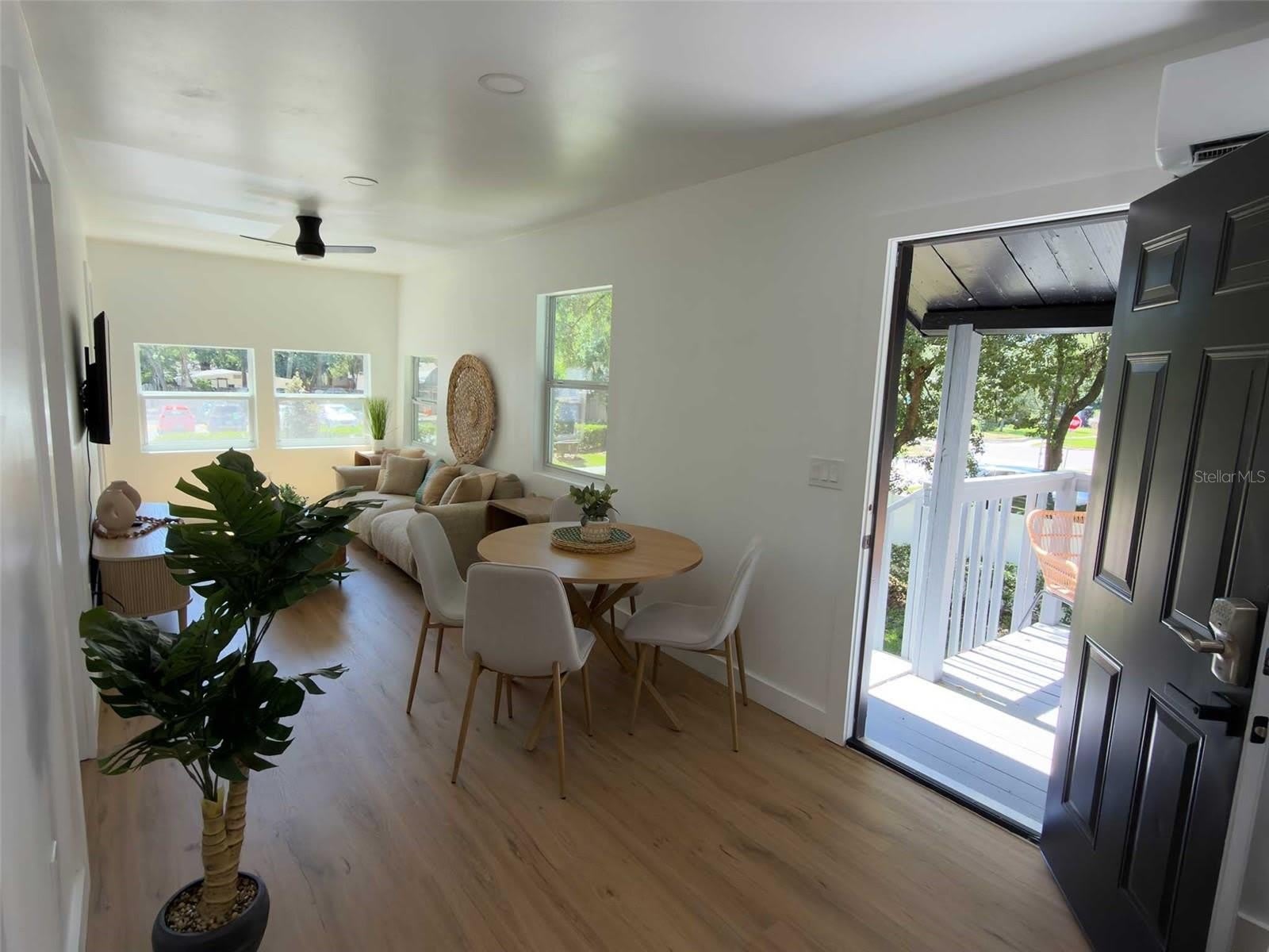 612 N HAMPTON Avenue – photo 2