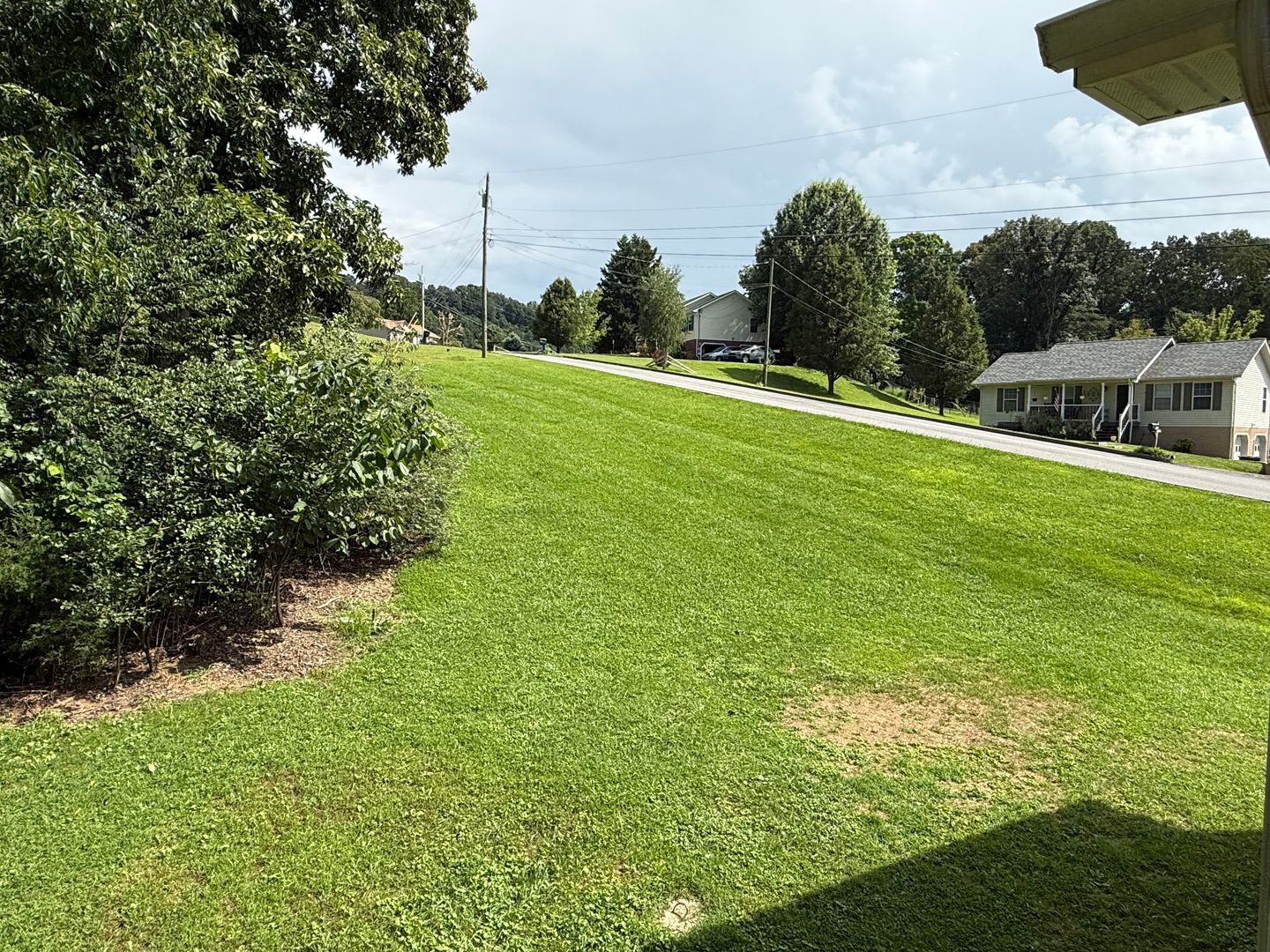 3 Bed 2 Bath Bonus Room 2 Car Garage Jonesborough – photo 2