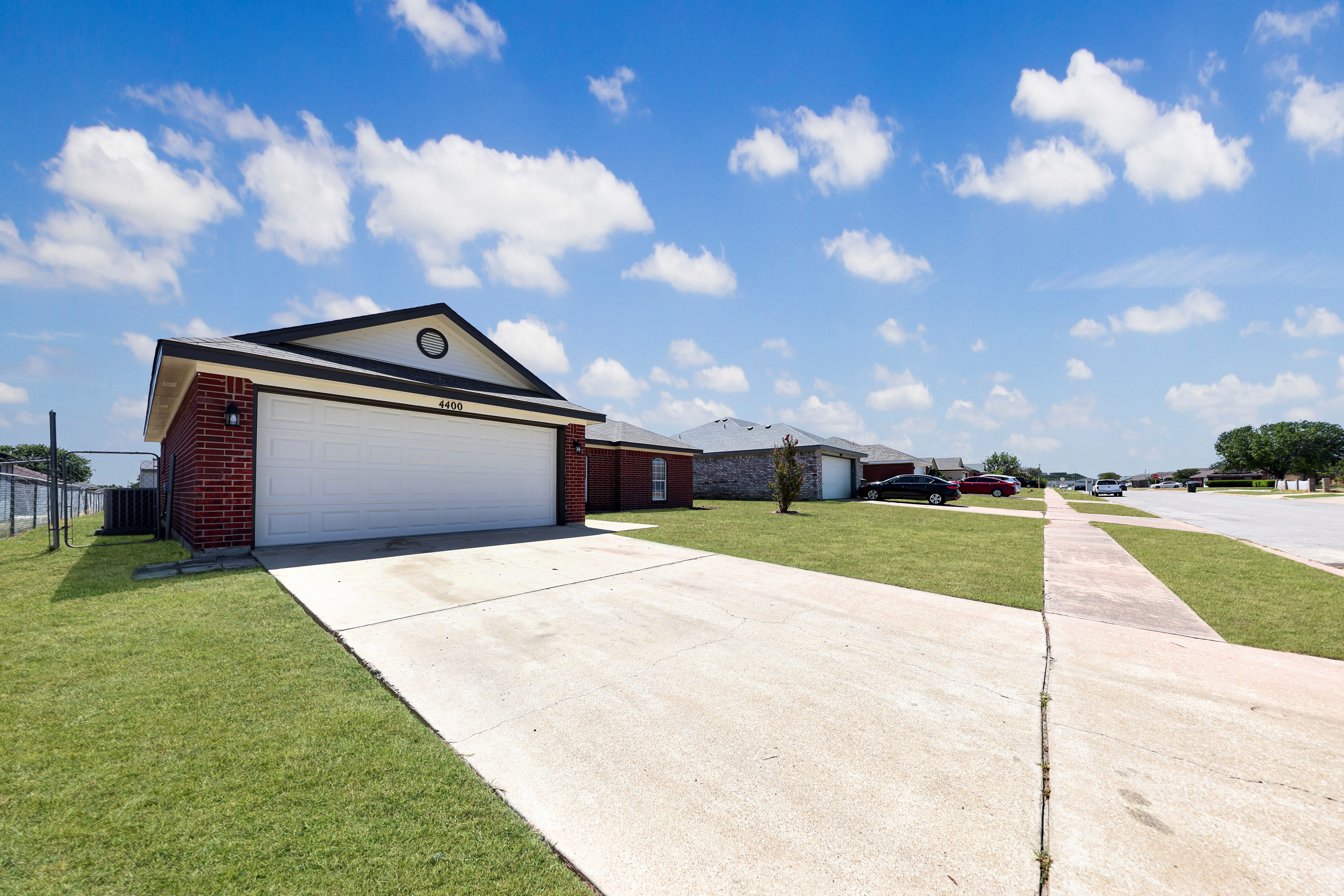 4400 Wade Dr – photo 2