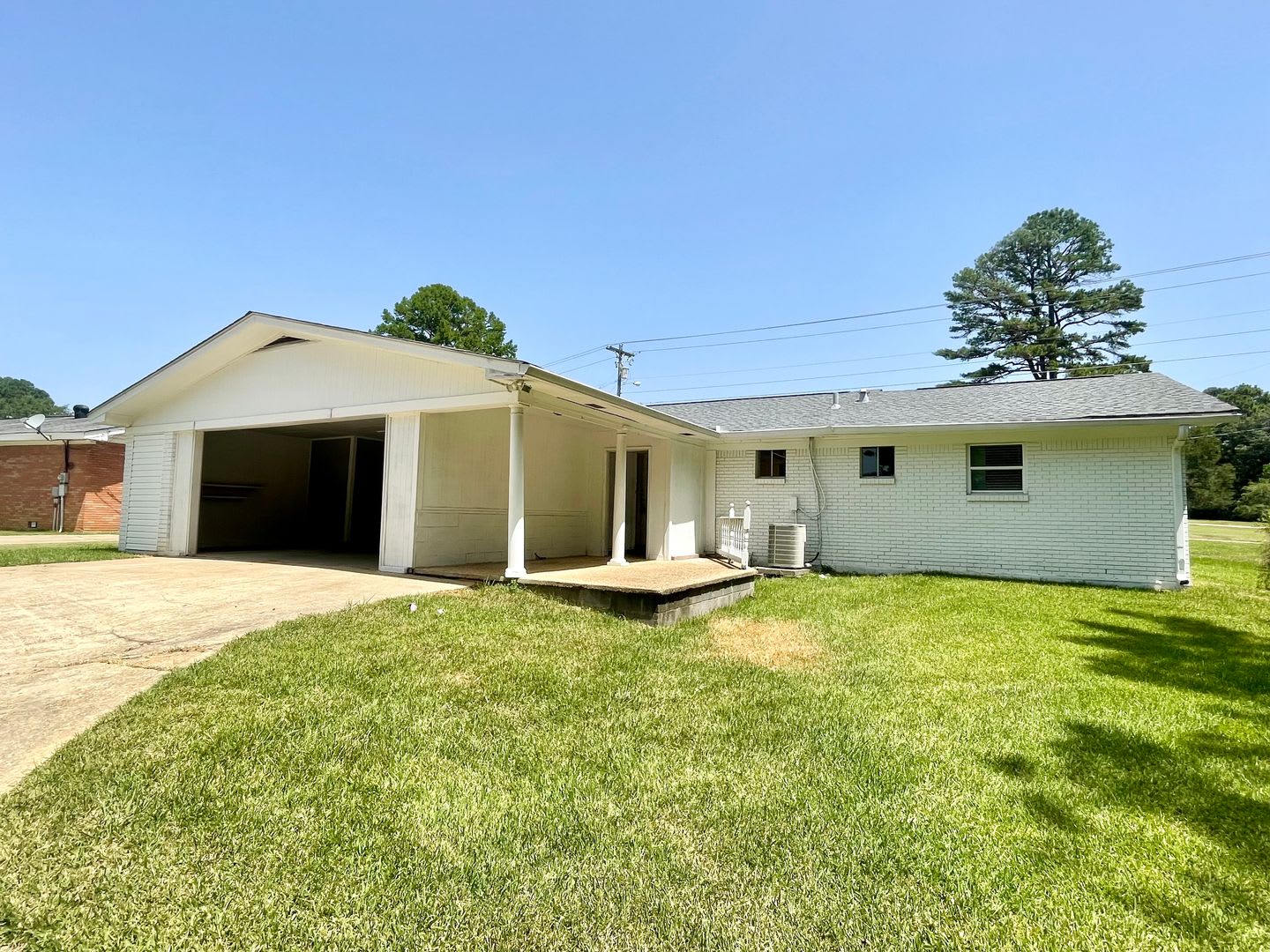 3 Bedroom/ 1.5 bath in Brandon 042! – photo 3