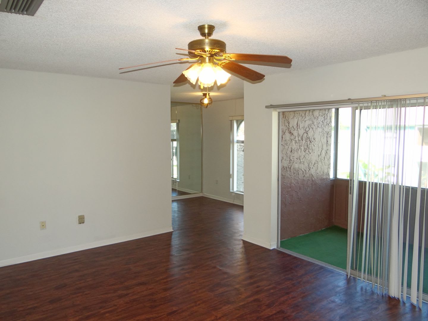 Centrally located 2/1 condo – photo 2