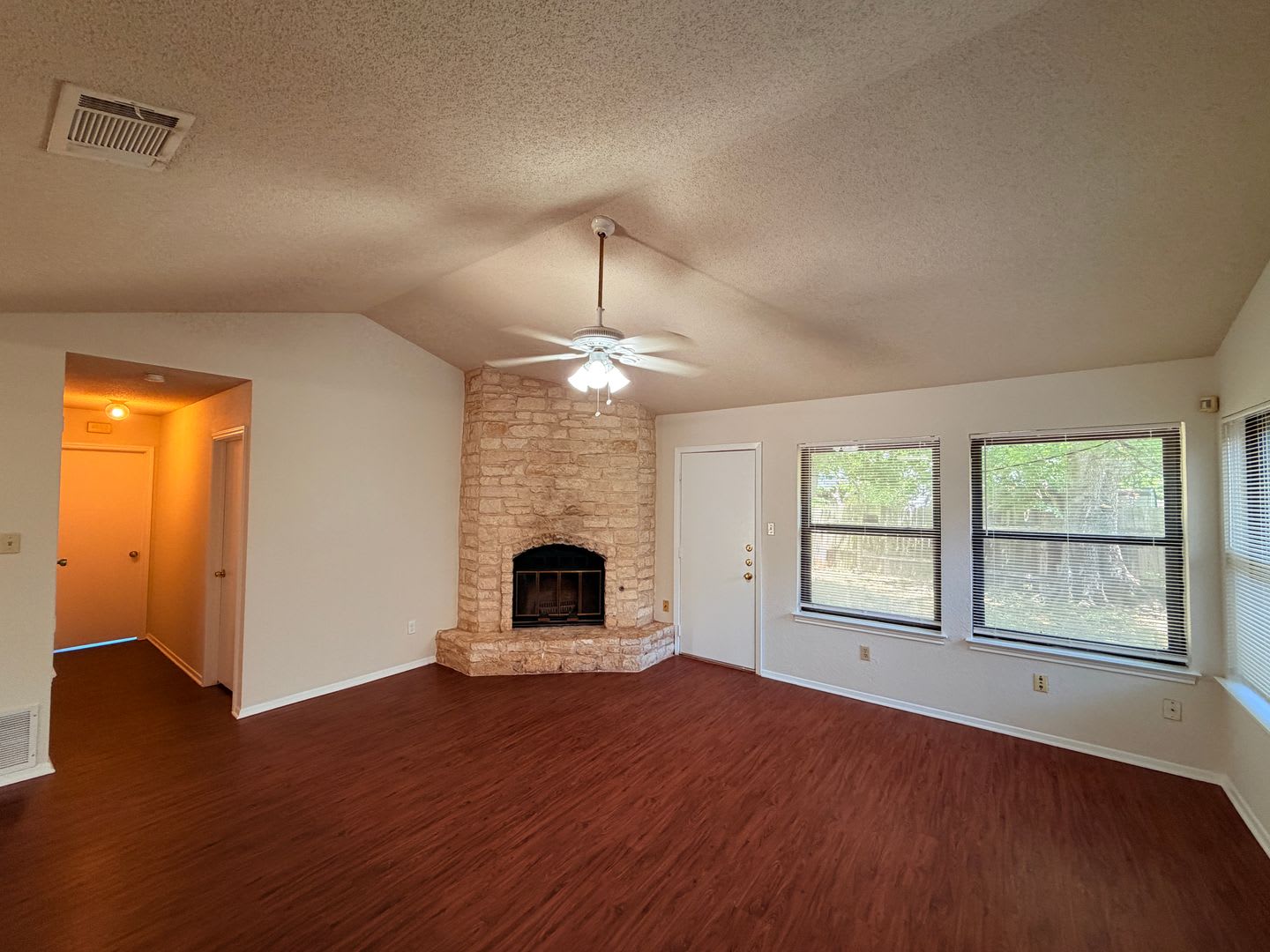 Great 3/2 single story home on a quiet street in Round Rock! – photo 5