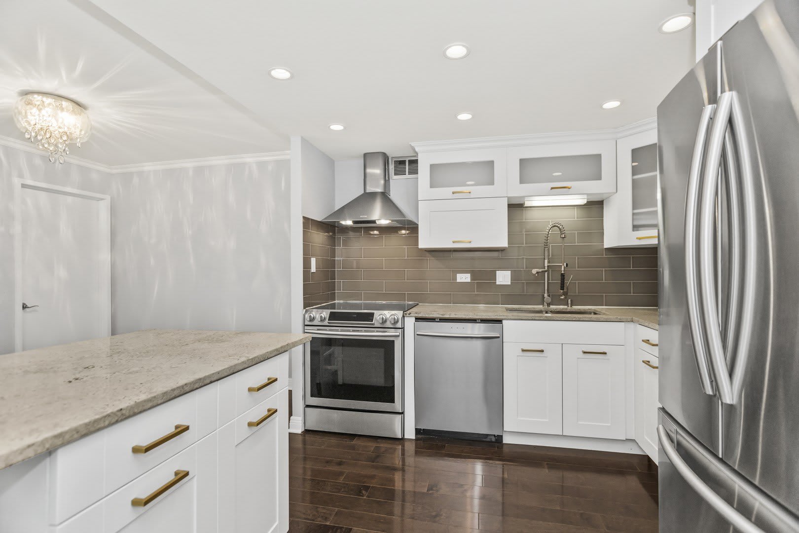 110 E Delaware Place – photo 3