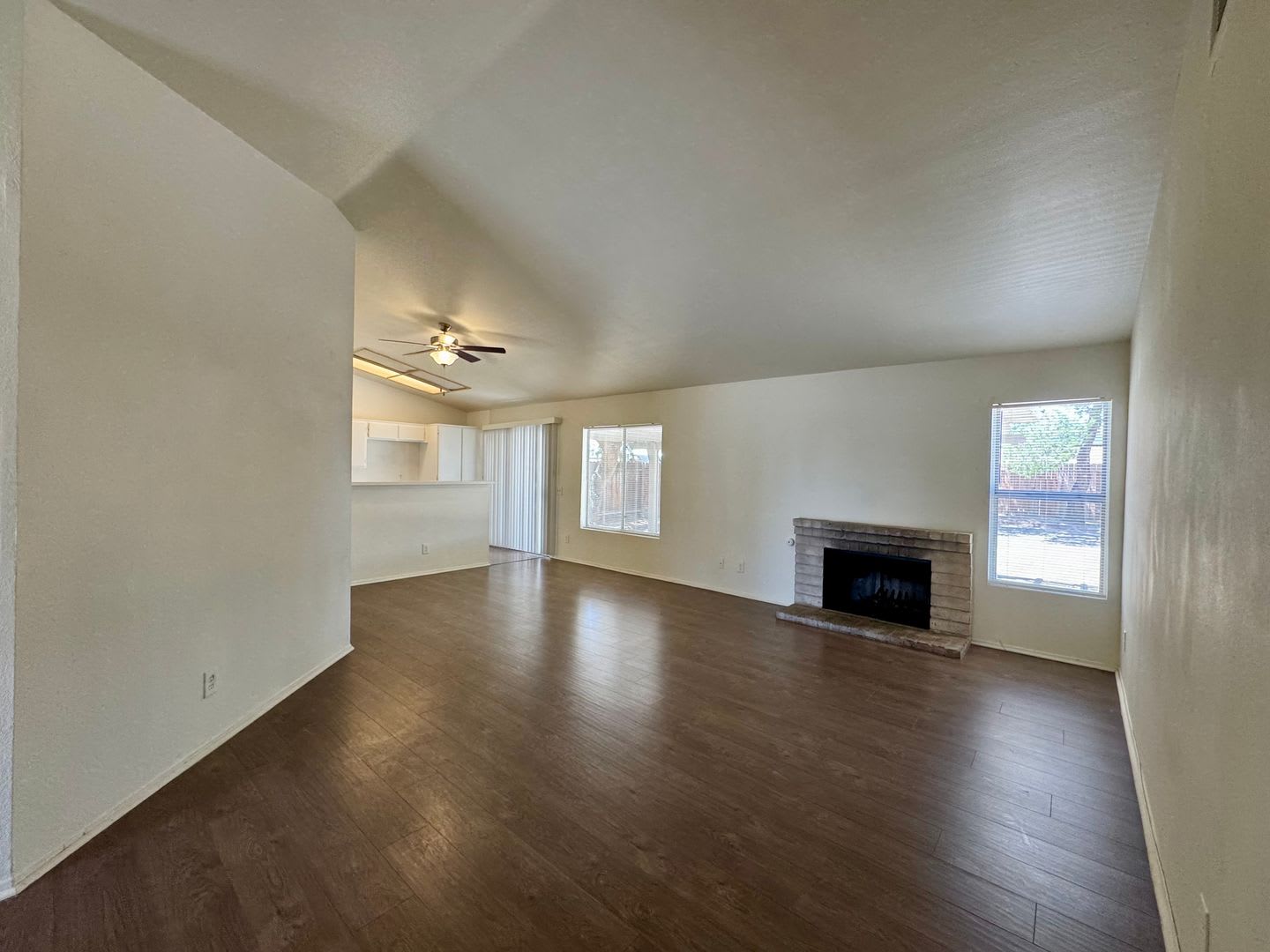 Adelanto Home- 3 Bedrooms, 2 Bathrooms, Laminate Floors, Large Back Yard – photo 2