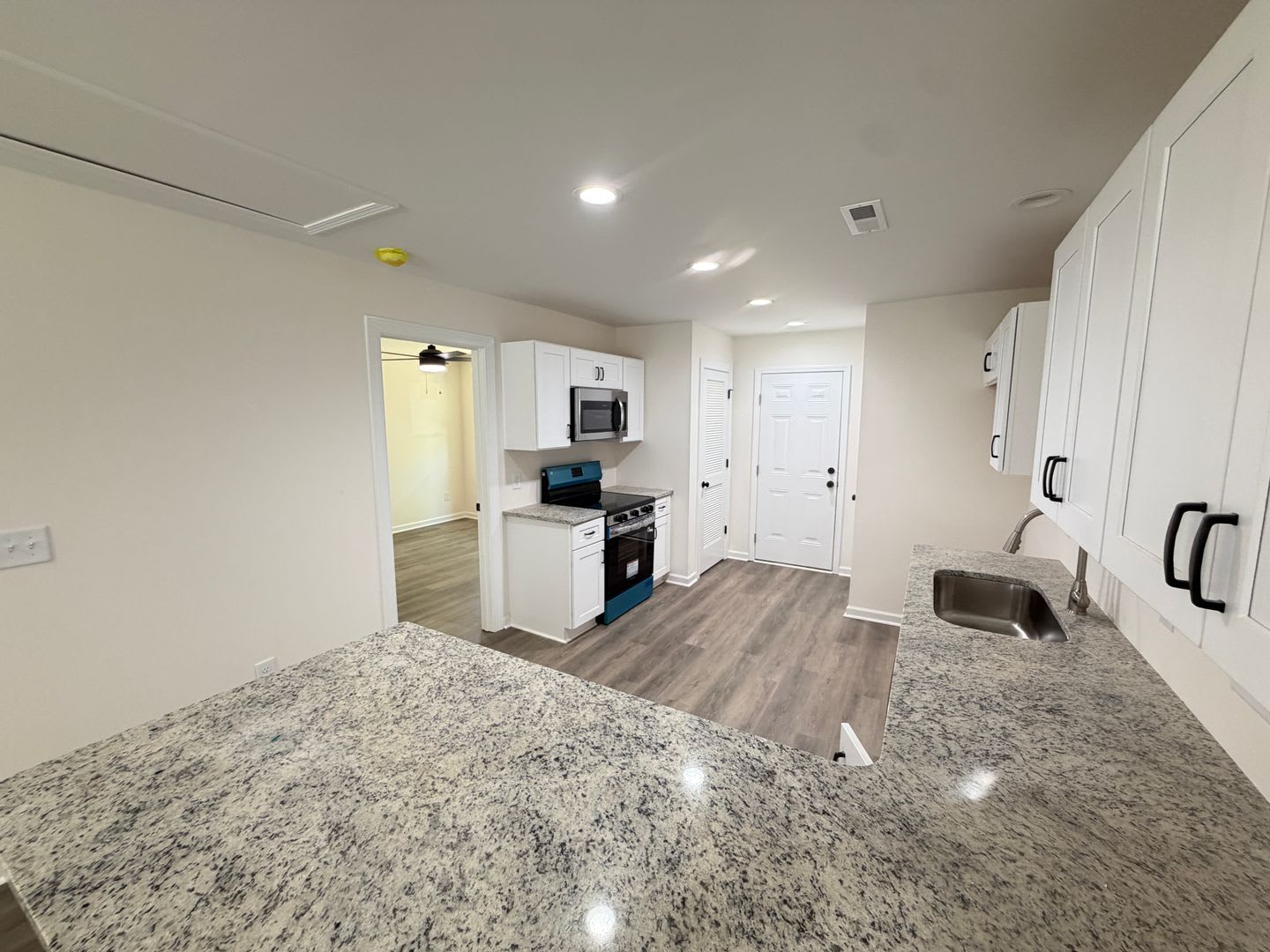 New Construction 2026 2bd/2ba Triplex in convenient location. – photo 5
