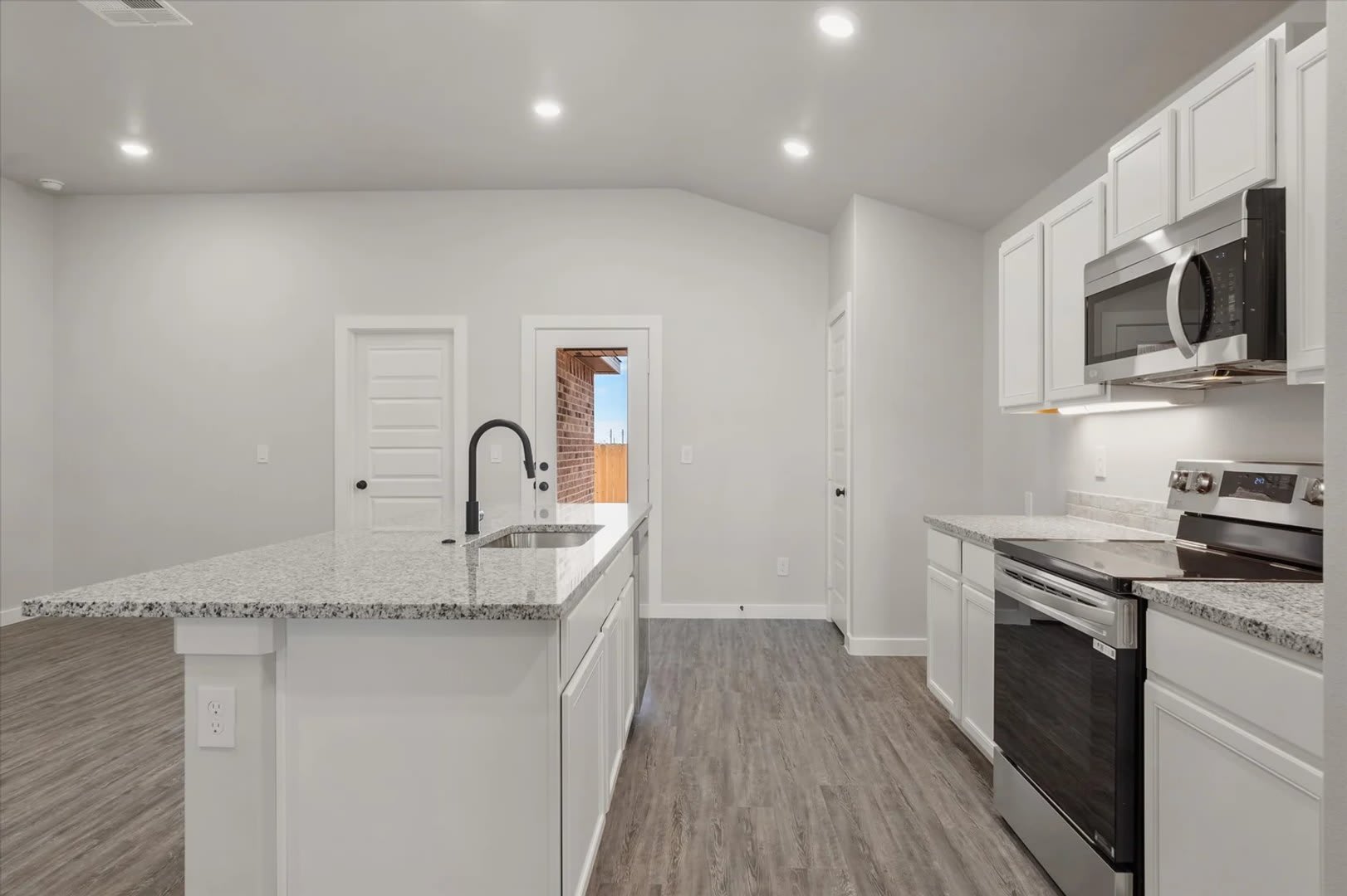 Bring your suit case, we’ll handle the rest! Fully furnished in Upland West! – photo 5