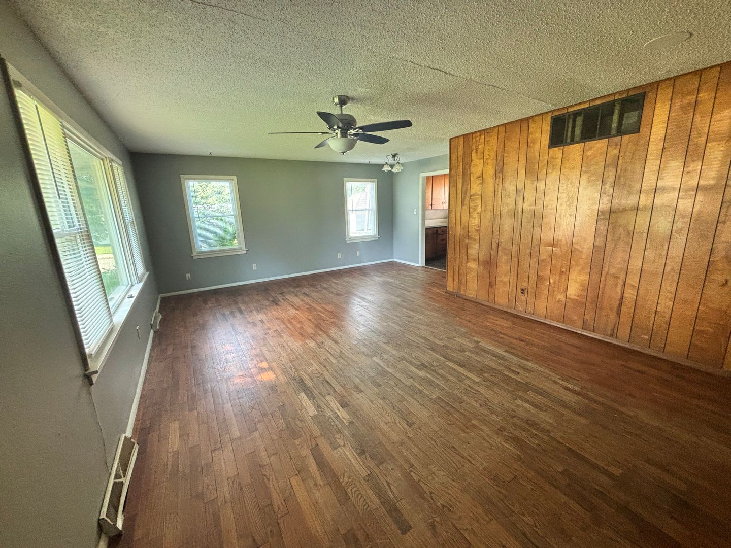Charming 3 bed 1 bath with garage in quiet neighborhood! – photo 3
