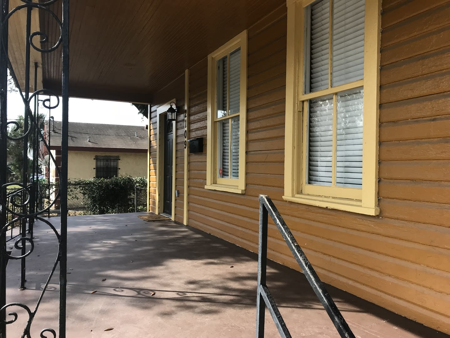 Vintage North Hyde Park Bungalow – photo 2