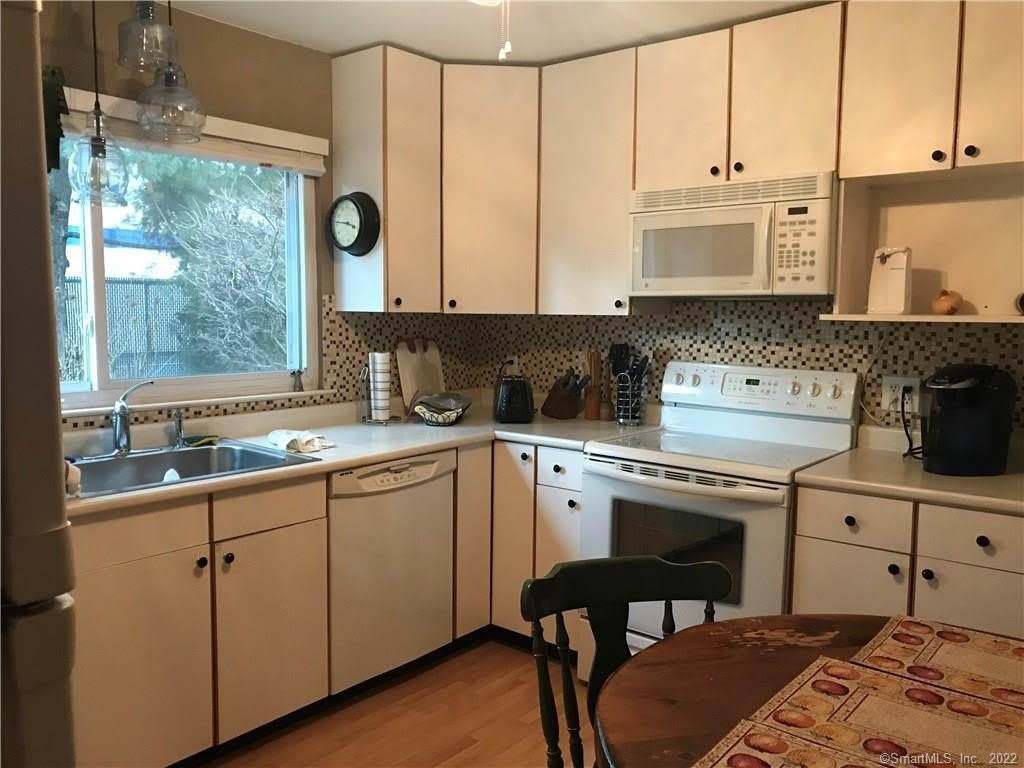 1223 Stratfield Road – photo 4