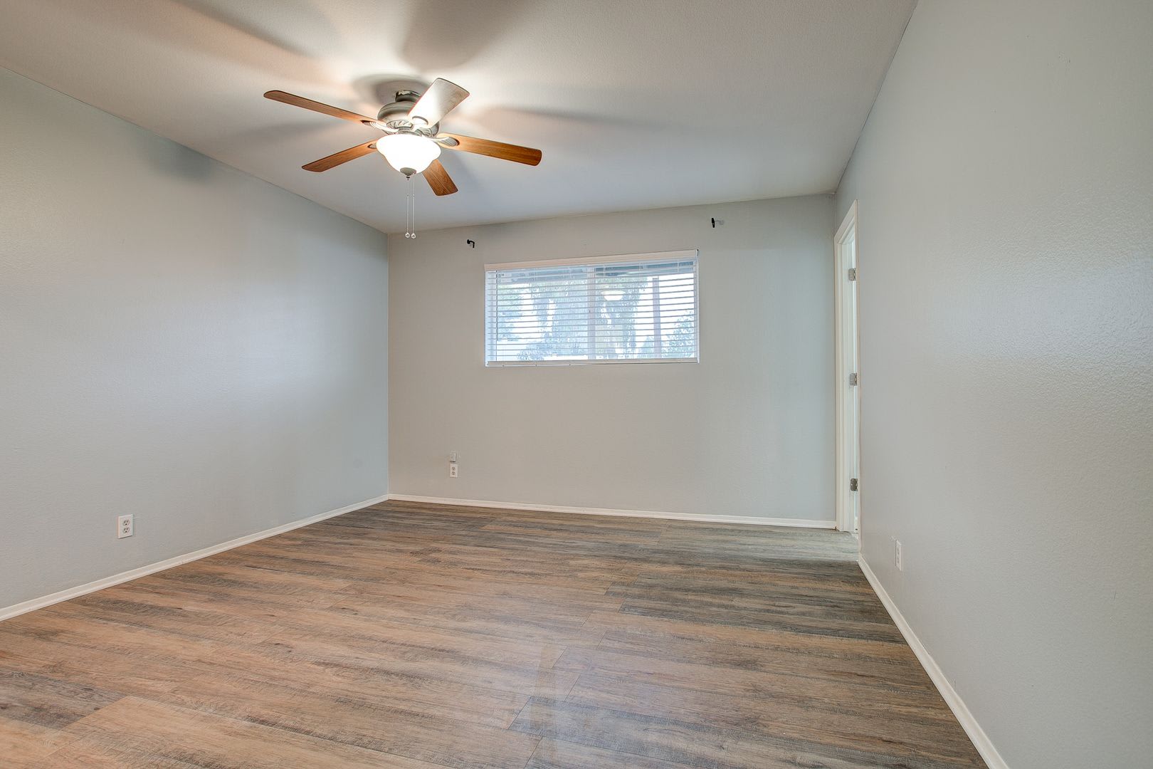Newer Paint Newer Flooring Pool Close To Gcu Move In Ready For August 1St Great Property Located With Easy Access To Shopping Quiet Cul De Sac – photo 3