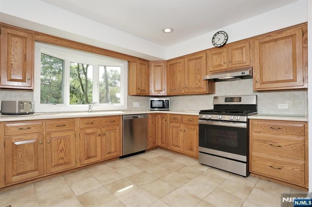 253 Jeffer Street – photo 4